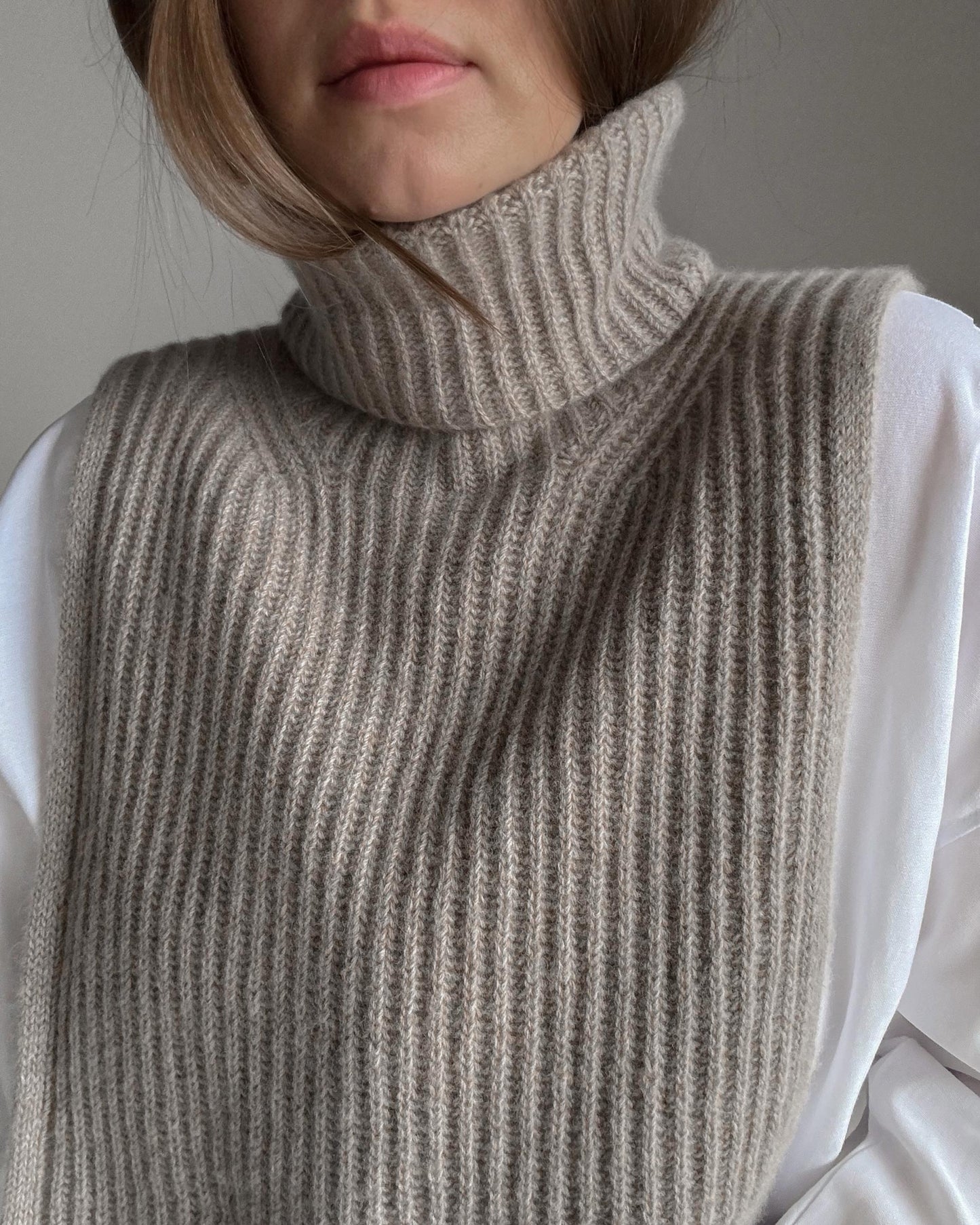 Tutorial for knitted high neck gaiter, Bobbi pattern, suitable for girls and ladies.