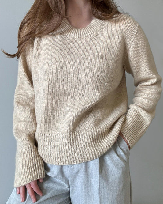 연베이지색 Bruno Sweater, 크루넥 디자인의 뜨개질 도안 by Morecaknit.