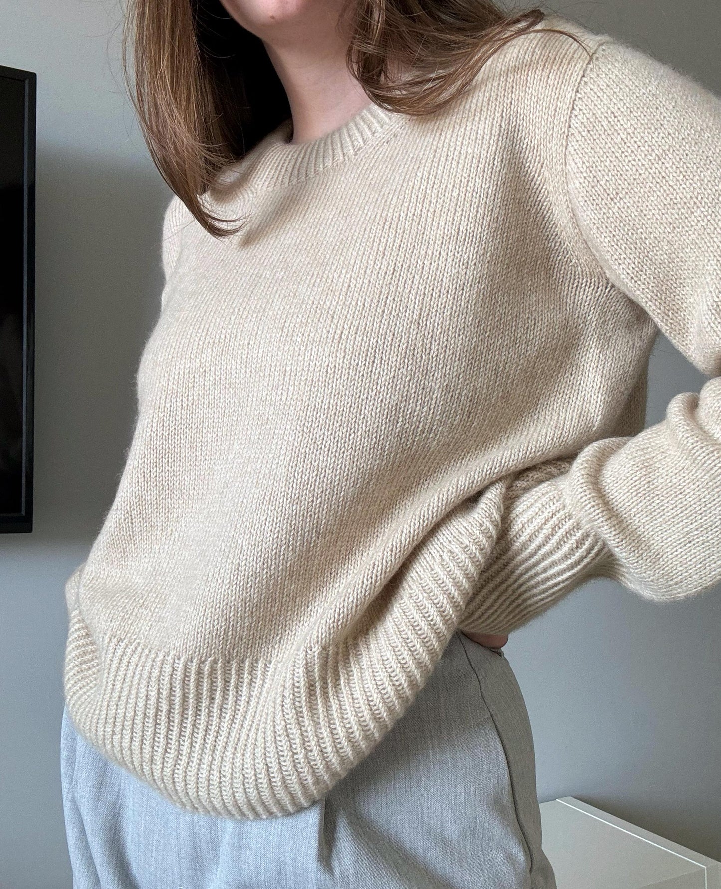 Eleganter hellbeiger Pullover in glatt rechts gestrickt, Muster entworfen von Morecaknit.