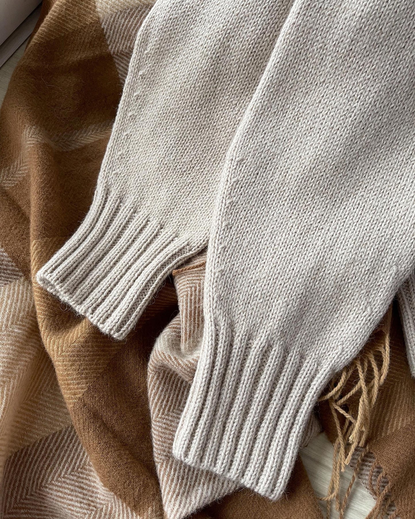 Minimalistisk æstetik Cecil Sweater strikkevejledning