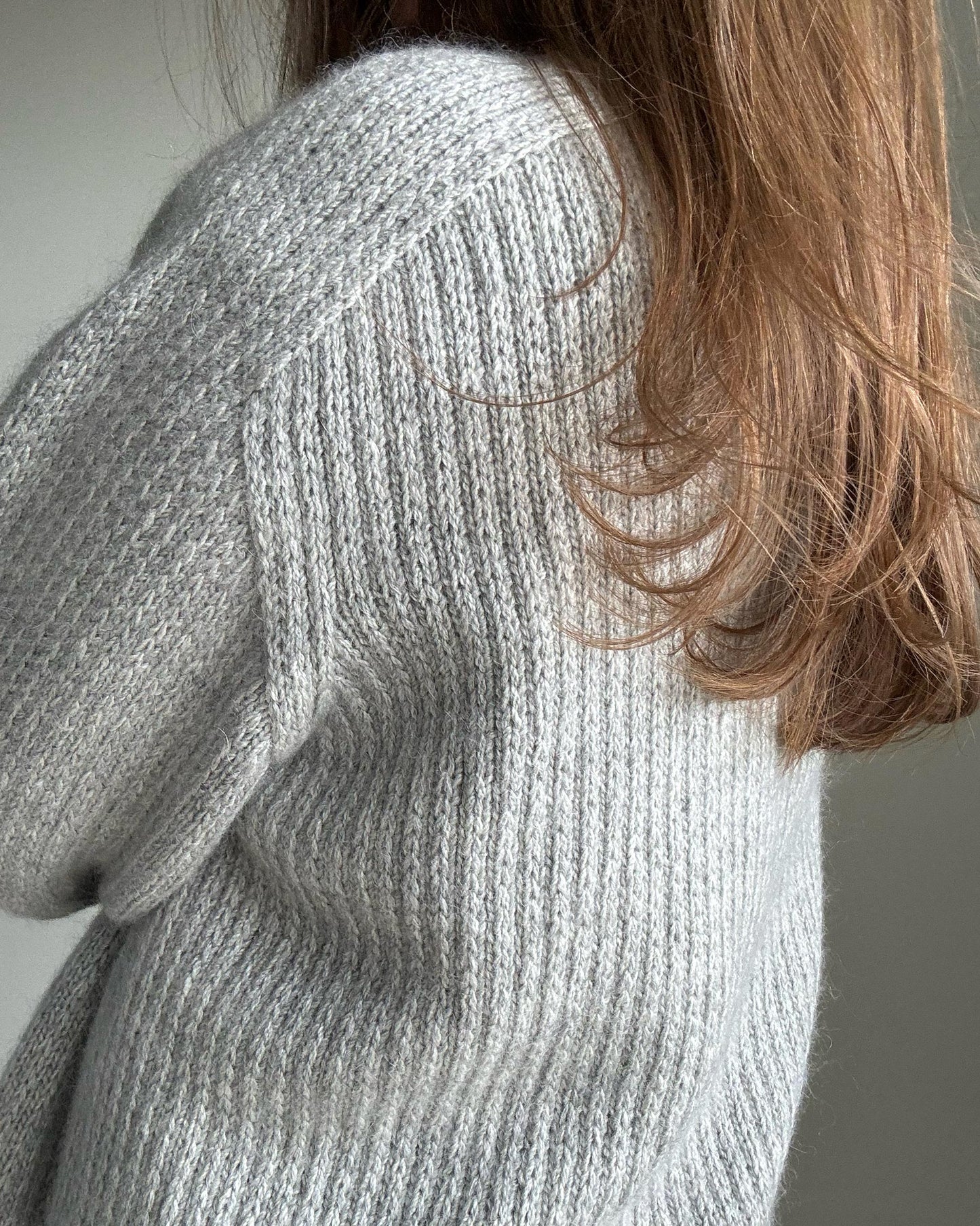 Feminines Cardigan-Strickmuster für eine klassische und dennoch moderne Ästhetik.