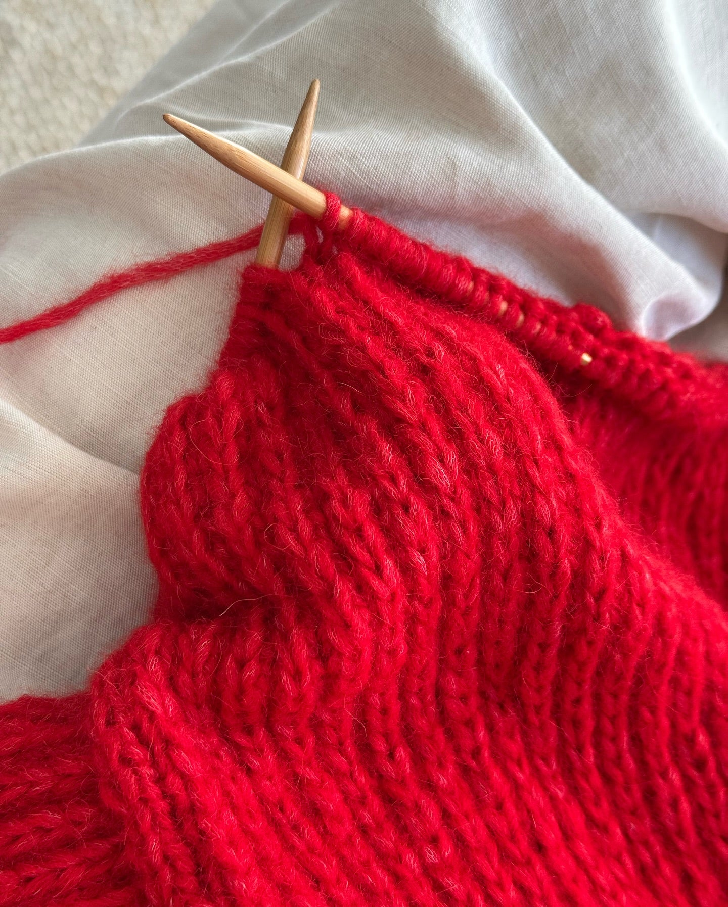 Feminint og mykt genserstrikkemønster fra Moreca Knit, middels nivå.