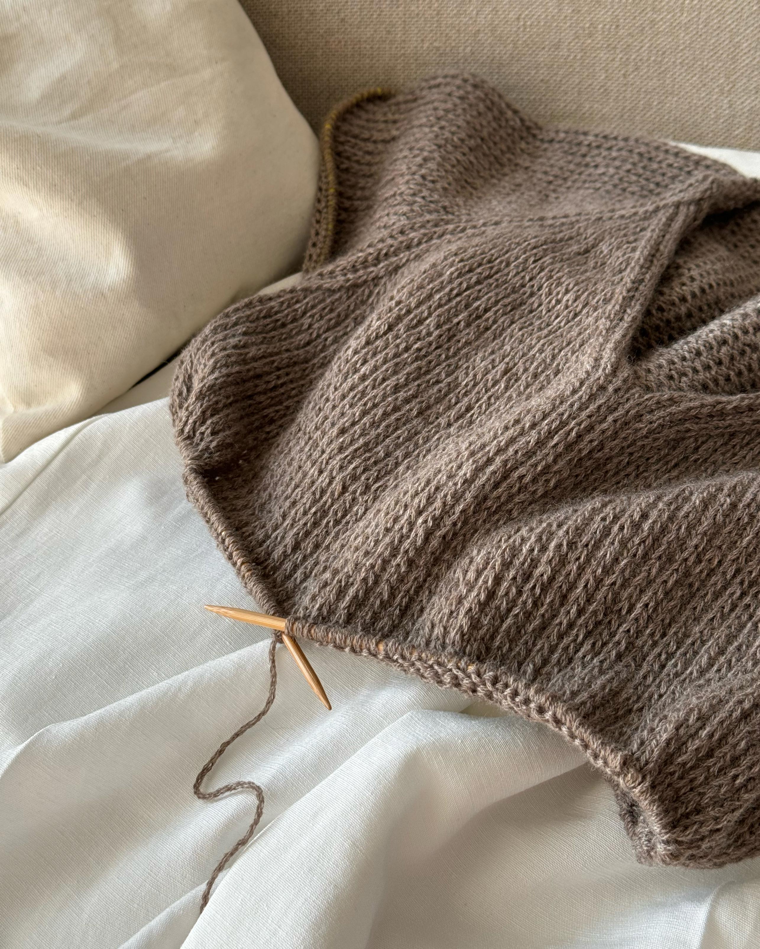 Strikket genser med V-hals og avslappet passform, laget med Moreca Knit Chantal Sweater-mønster.