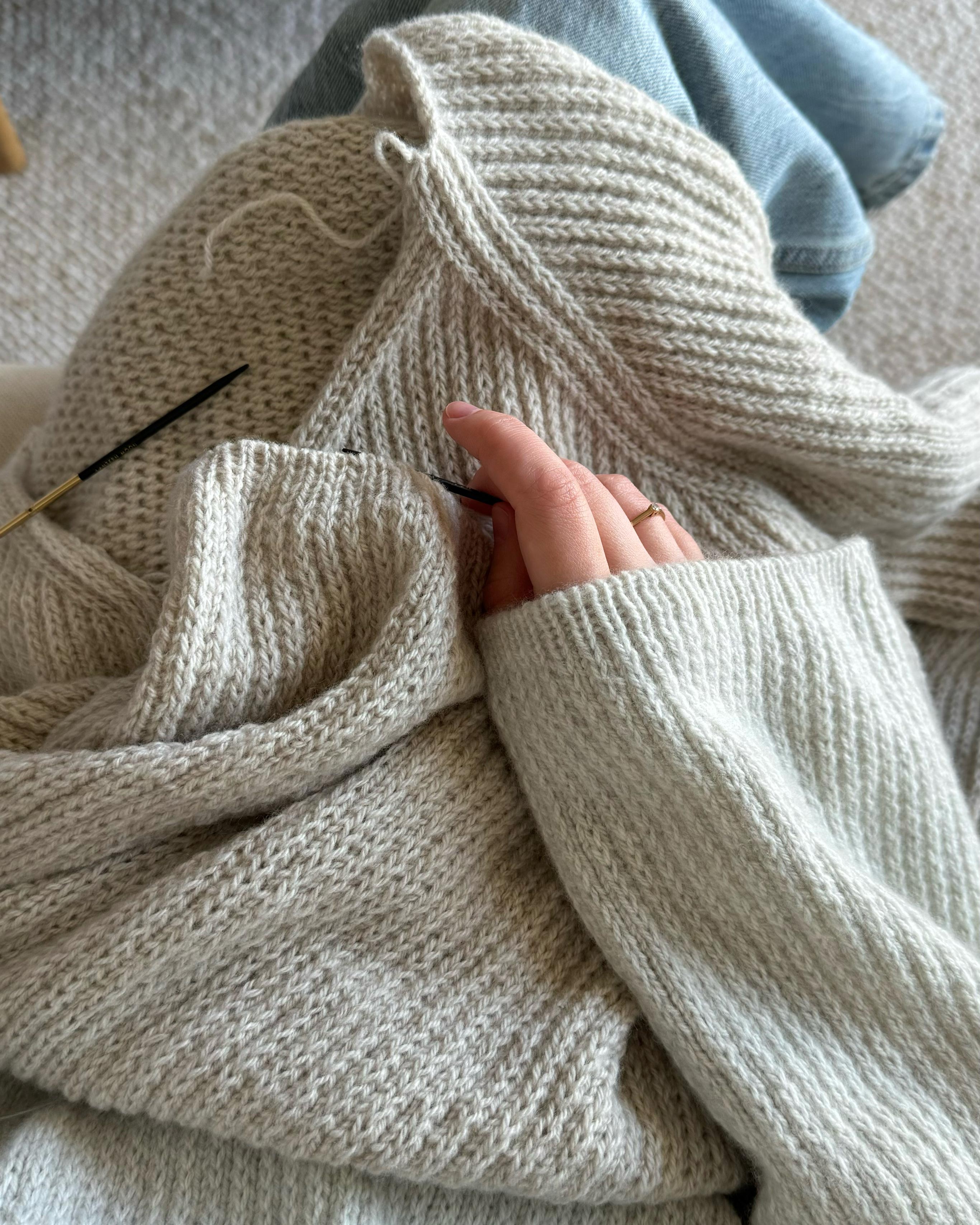 Chantal Sweater V-neck od Moreca Knit z miękką i strukturalną tkaniną z wzorem ze ściegiem pończoszniczym.
