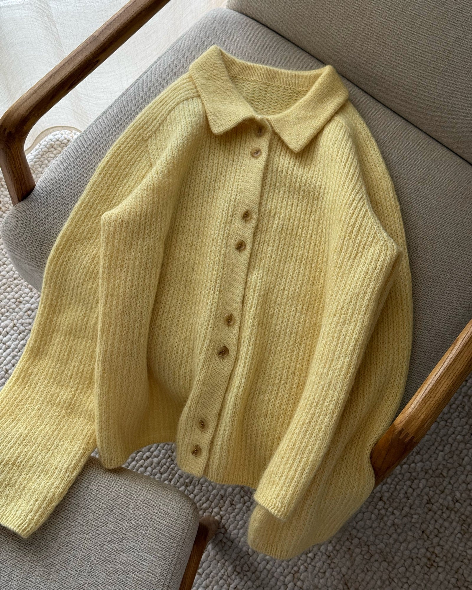 Vue arrière soulignant la silhouette structurée raffinée et la maille lâche du modèle Chantal Collar Cardigan.