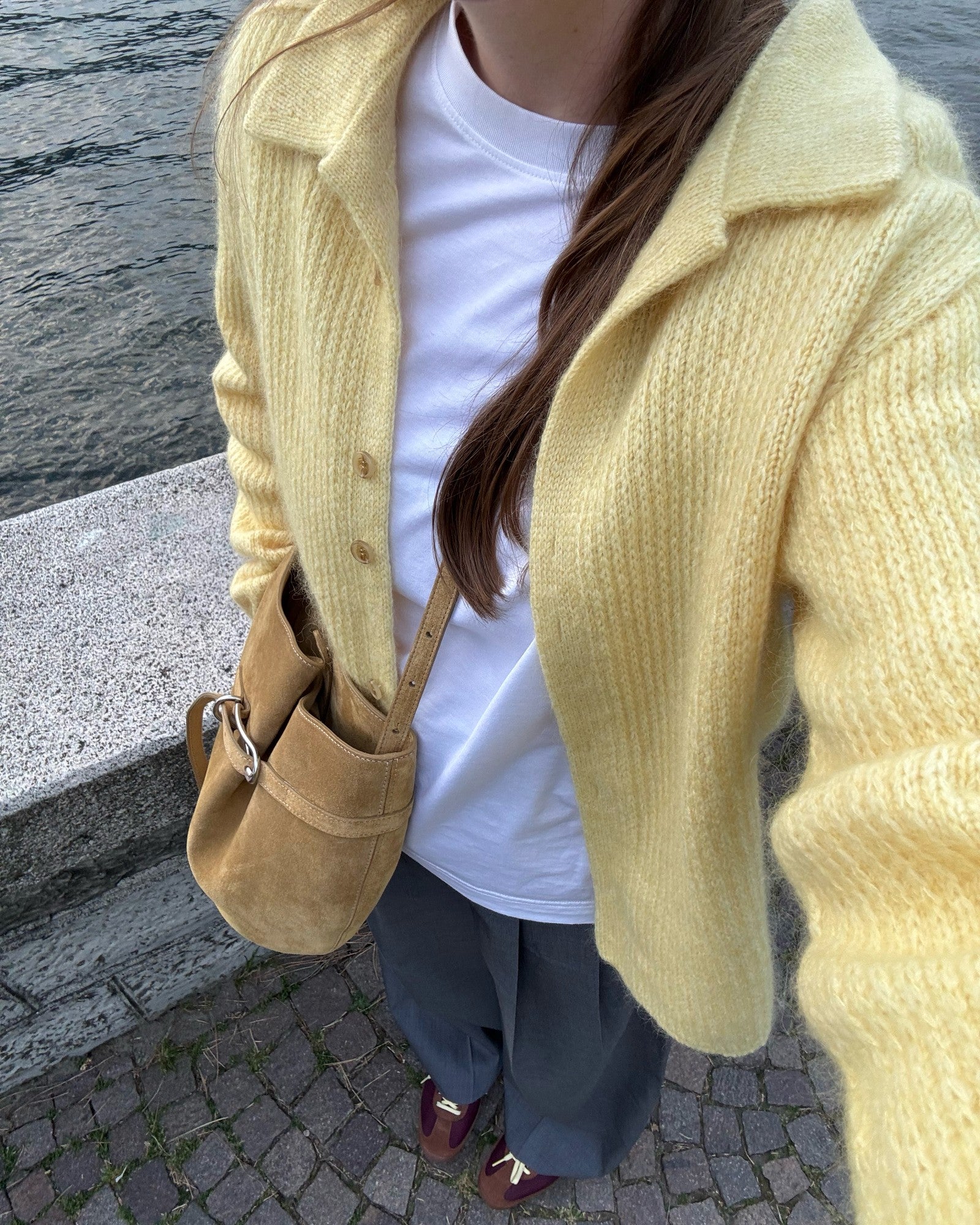 Chantal Collar Cardigan i avslappet top down knappet strikk vist på byste laget av ull silke mohair.