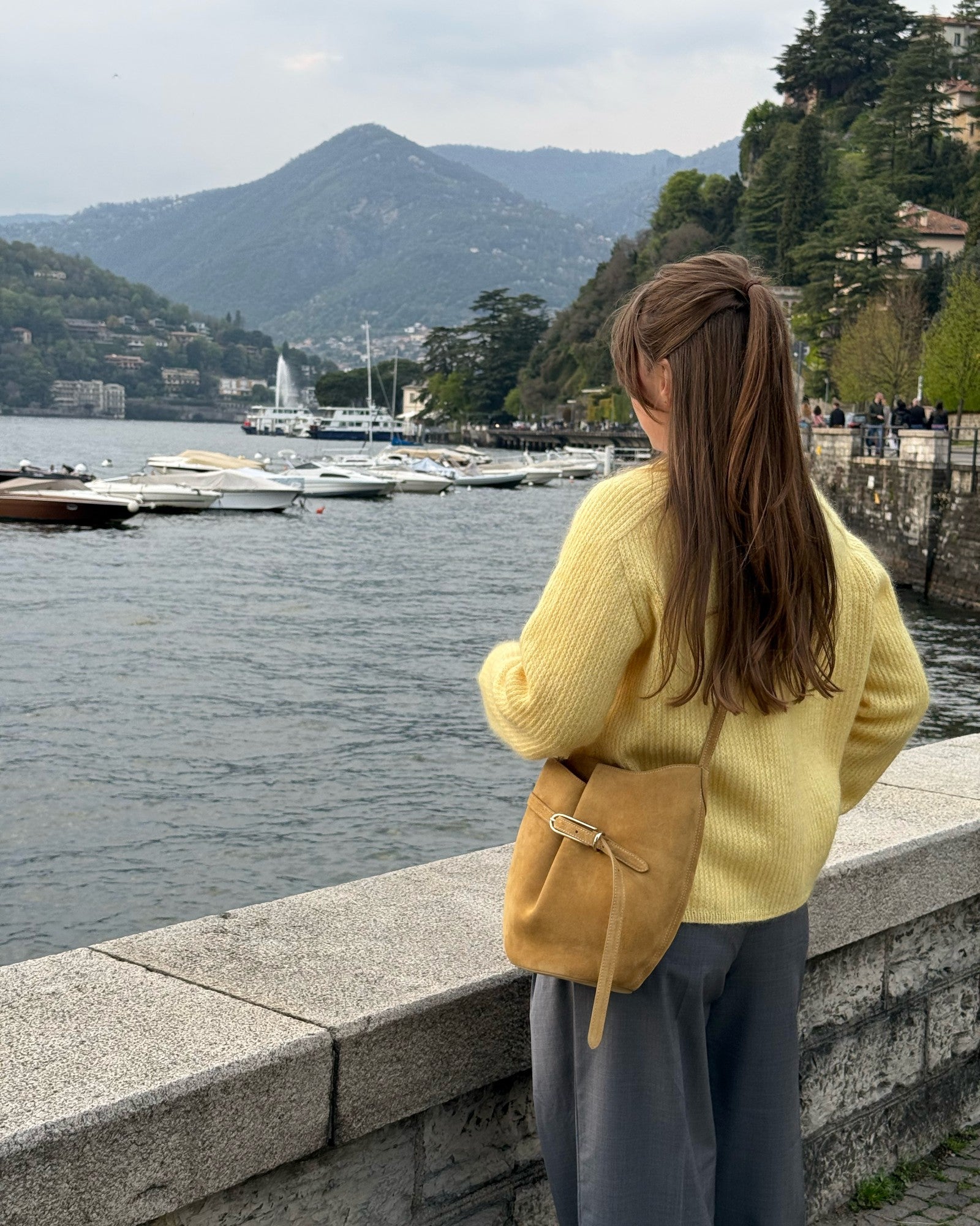 Livsstilsfoto af feminint moderne Chantal Collar Cardigan mønster stylet til kvinders strikgarderobe.