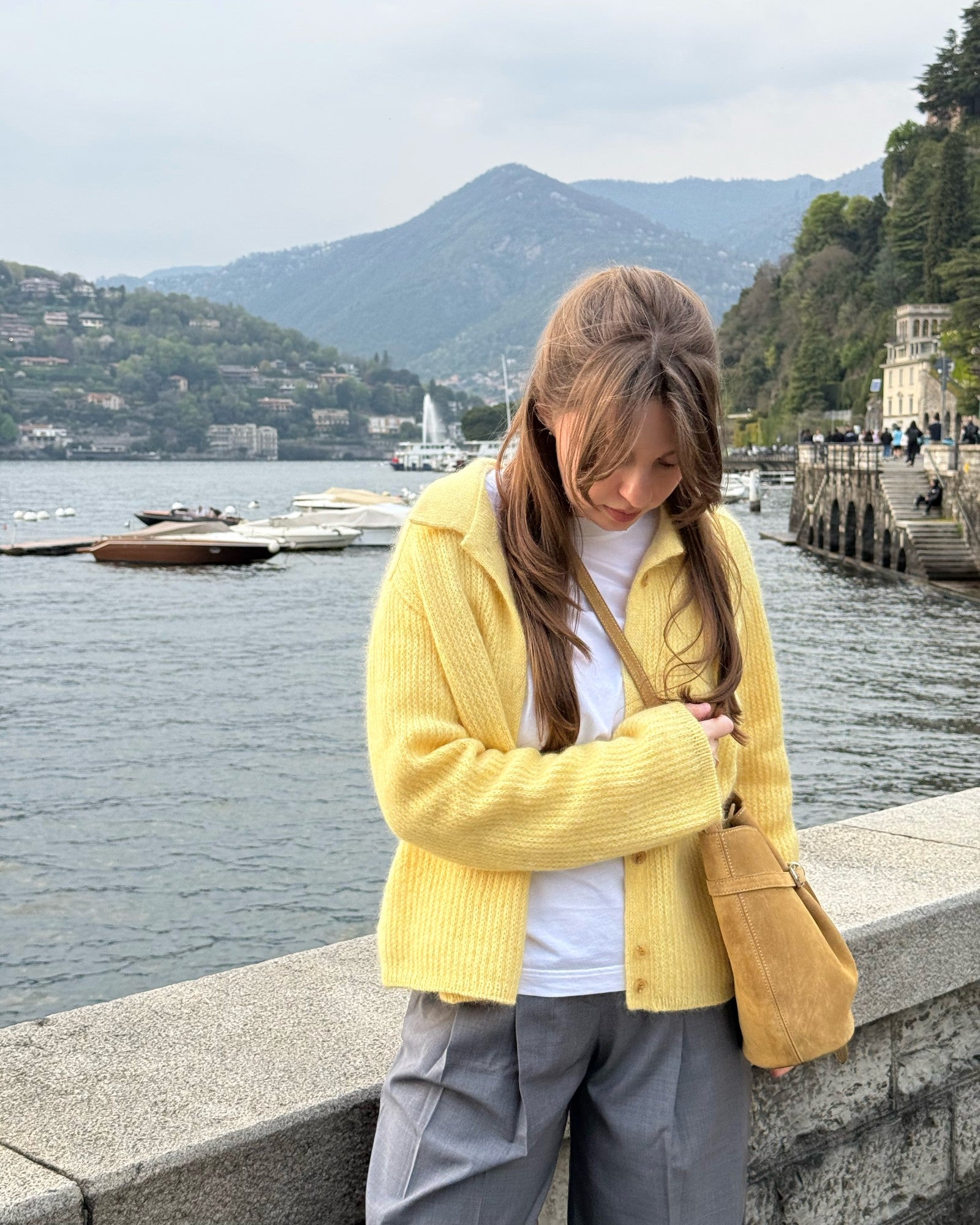 Detaljebillede af knaphuller og elegant krave på Chantal Collar Cardigan strikket med 26 masker prøvelap.