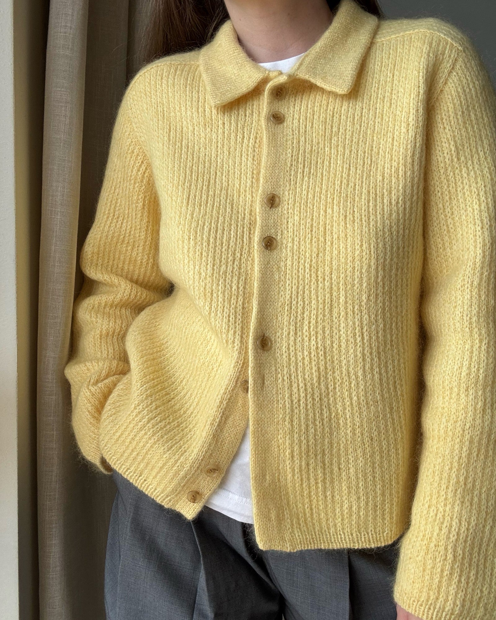 Kurtka Chantal Collar Cardigan w swobodnym fasonie robiona od góry zapinana na guziki na manekinie z wełny jedwabiu moheru.