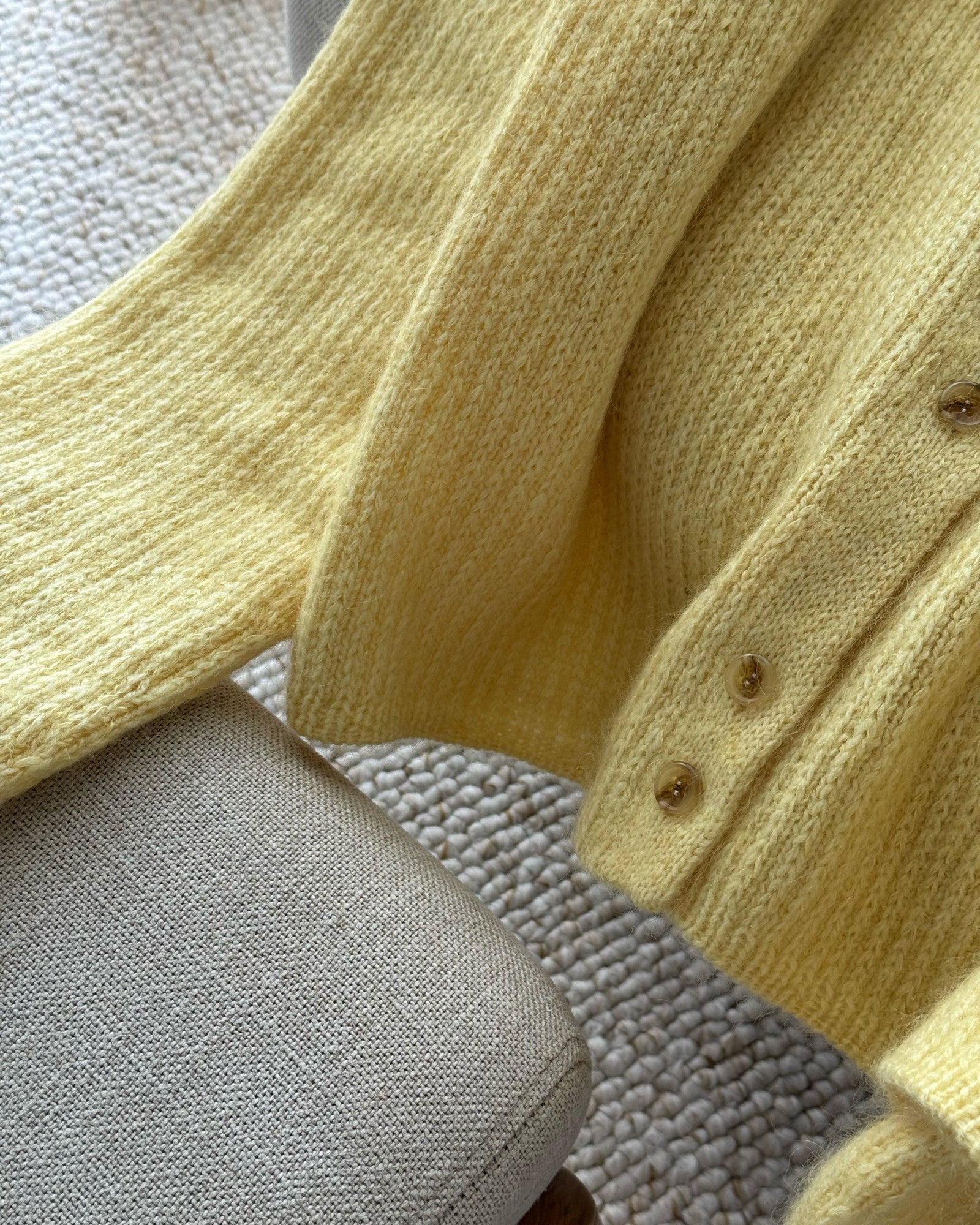 Sadel skulder konstruksjon og dobbelstrikket knappestolpe på Chantal Collar Cardigan fra Moreca Knit.