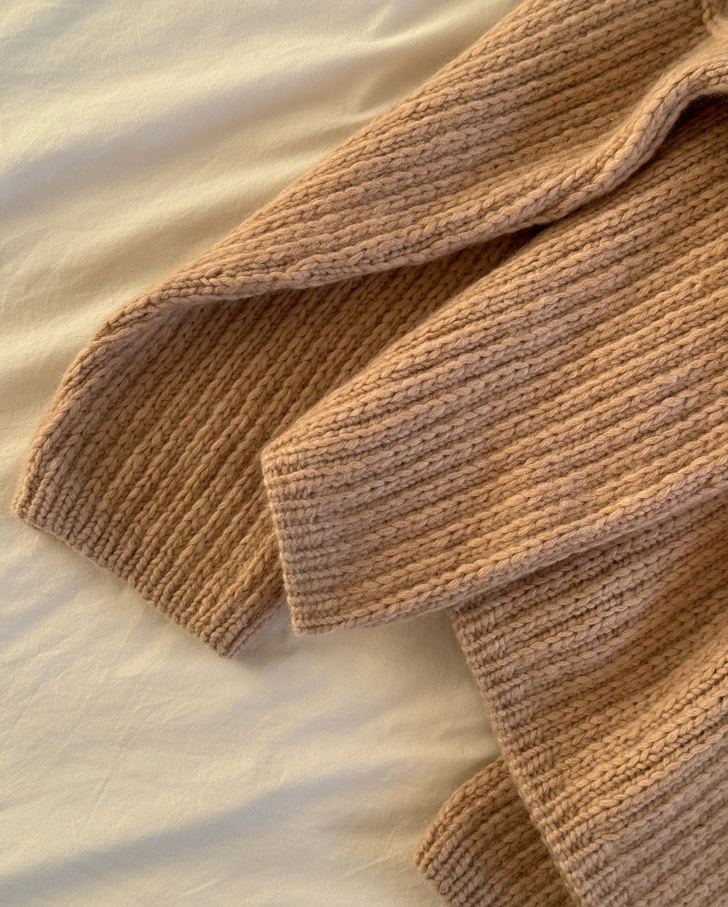 Oversized rullekrave sweater i alpakauld med højt halsdesign.