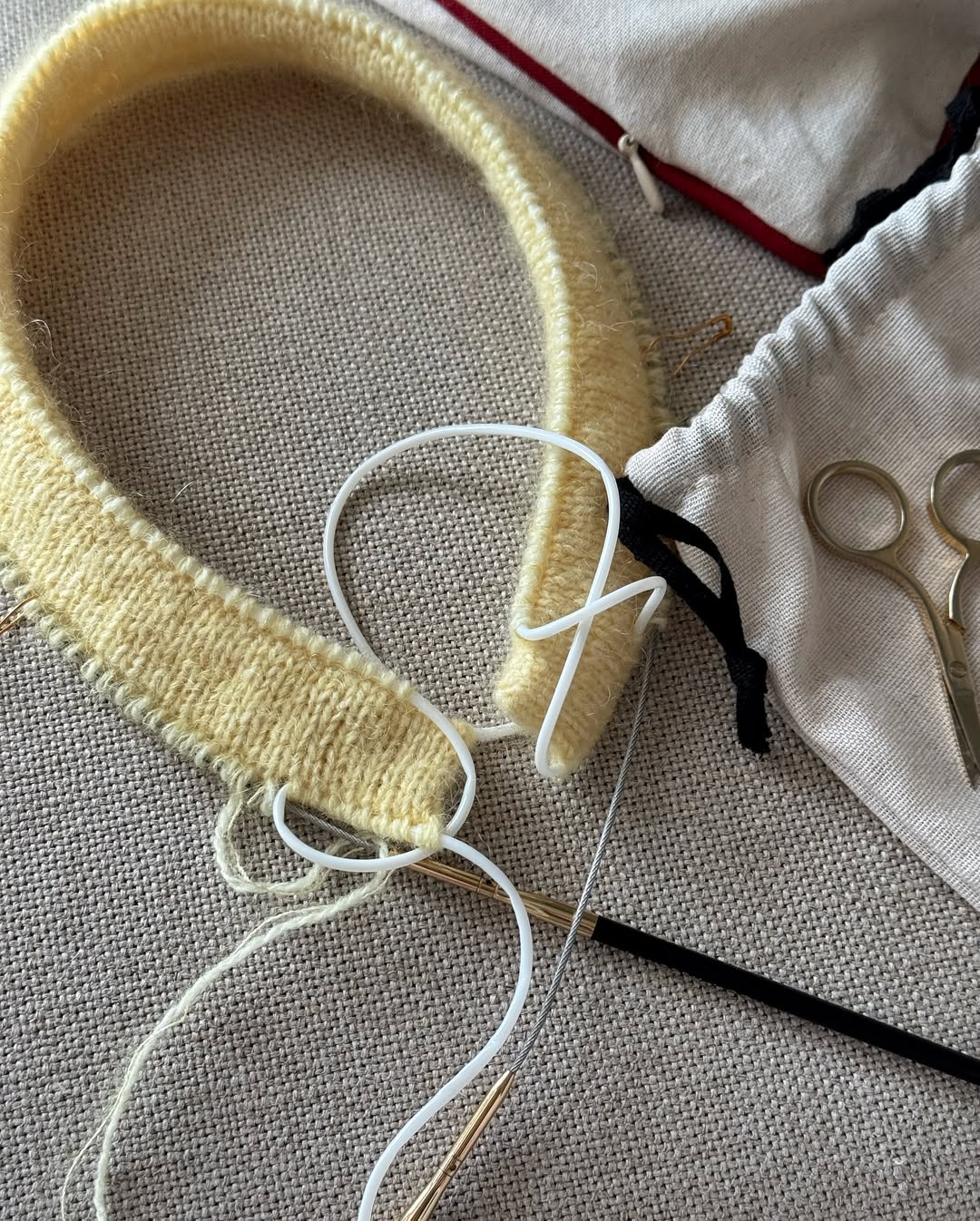 Tył ukazujący wyrafinowaną usztywnioną sylwetkę i luźną gęstość dziania w wzorze Chantal Collar Cardigan.