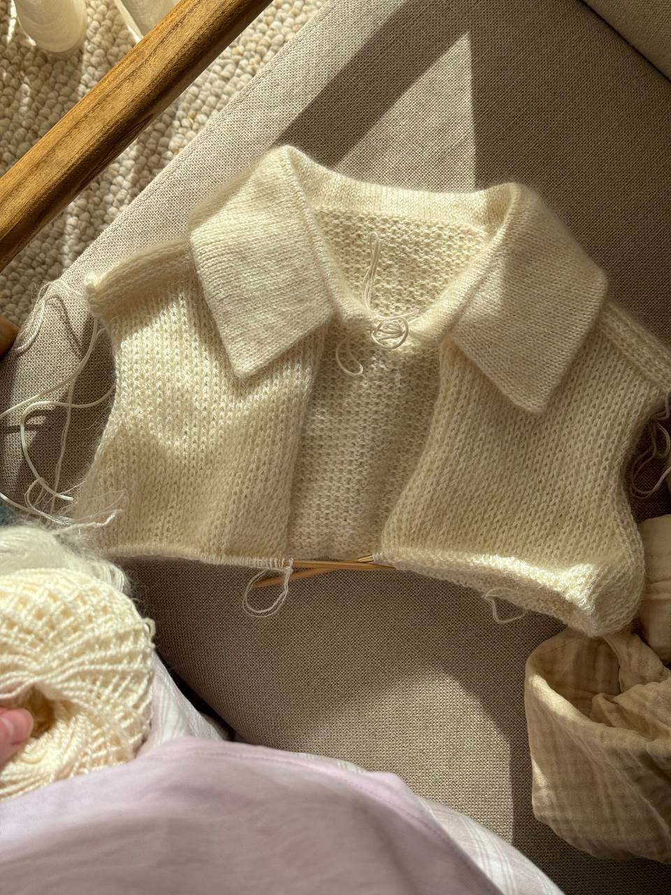 Livsstilsbilde av feminin moderne Chantal Collar Cardigan mønster stylet for dame strikke garderobe.