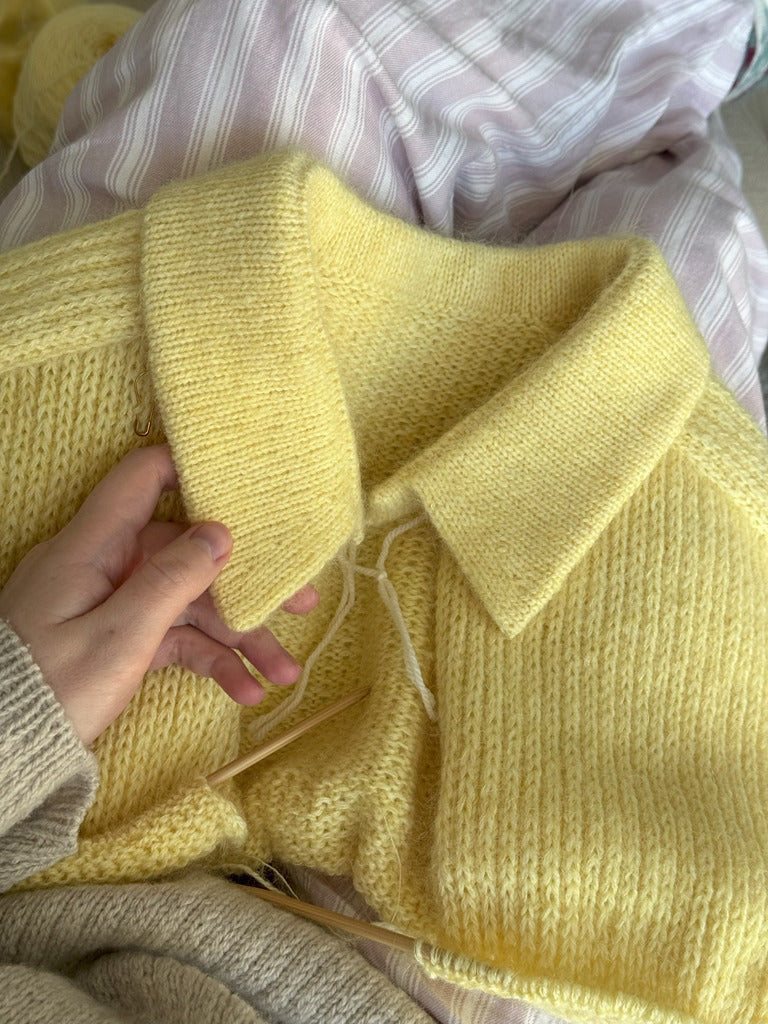 Detailfoto der Knopfloecher und eleganten Kragens des Chantal Collar Cardigan gestrickt mit Maschenprobe 26.