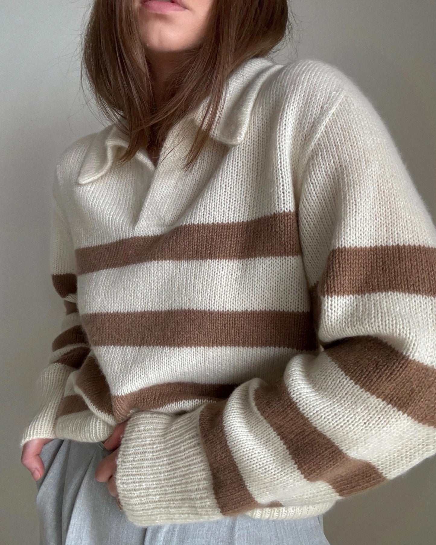 Klassischer Wollpullover mit Polokragen - DIY-Strickschema
