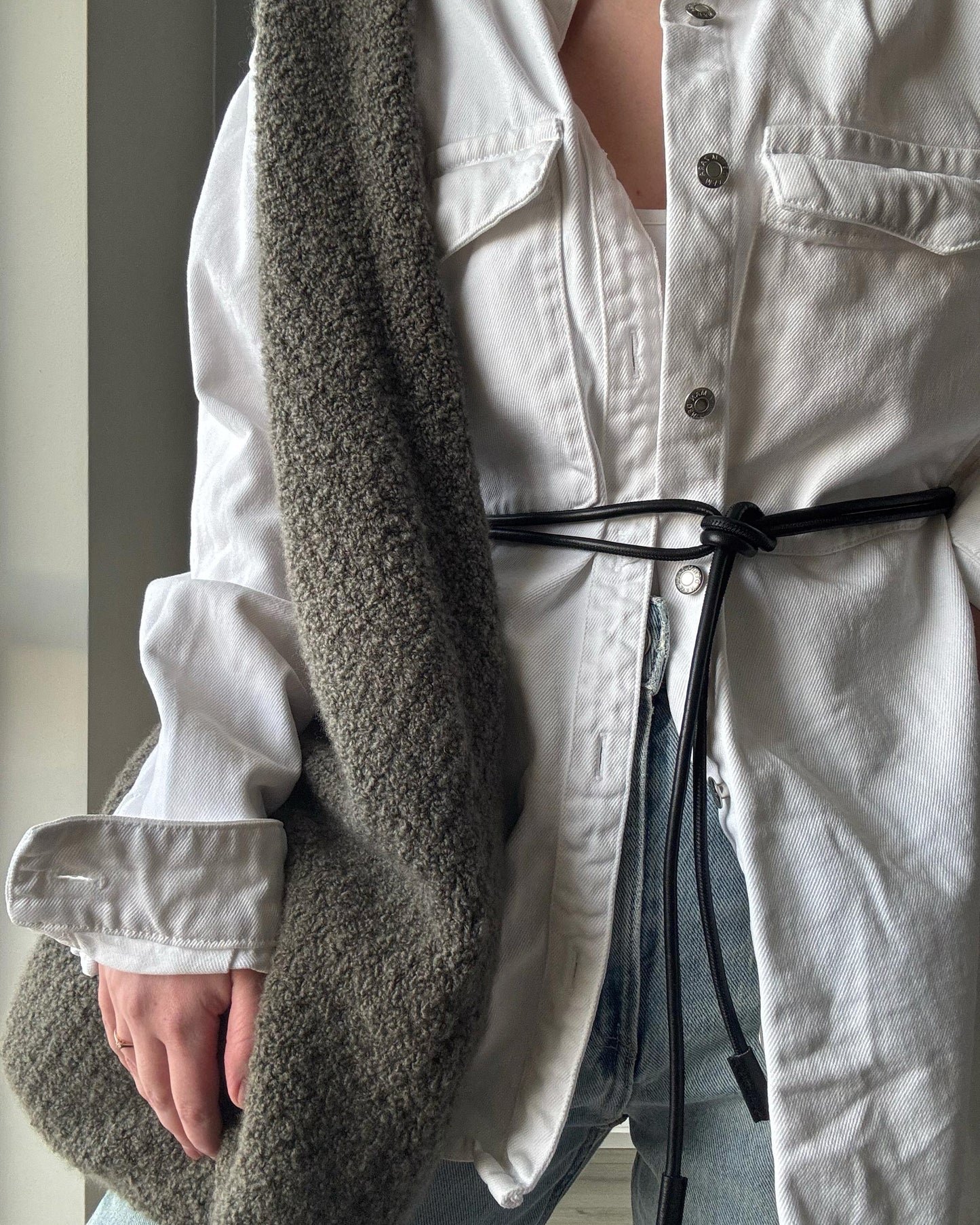 Penny Tote Bag strikkeopskrift ved brug af boucle garn med bottom-up konstruktion.