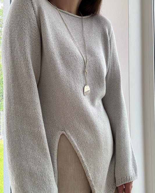 Livsstilsscene viser nutidig minimalistisk Liv Blouse stylet til kvinders forårsstrik garderobe.