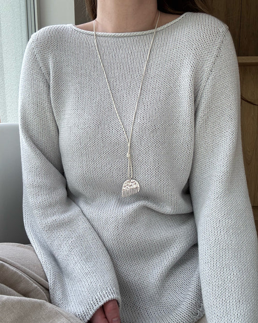 Livsstilscene viser moderne minimalistisk Liv Blouse stylet for kvinners vår strikkegarderobe.