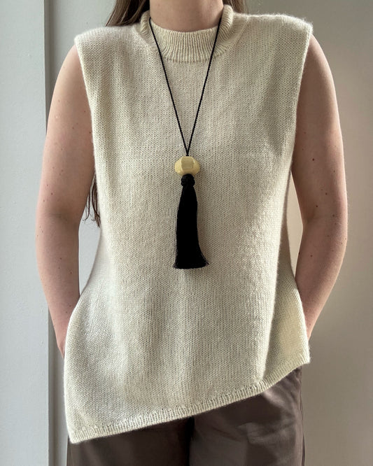 Liv Top flach ausgelegt zeigt modernen ärmellosen Crewneck von oben nach unten in Kaschmir Glattstrick mit regulärer Passform.