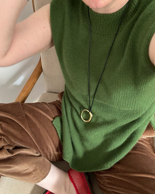 Liv Top lagt fladt viser moderne ærmeløs crewneck strikket topdown i cashmere glatstrik med regulær pasform.