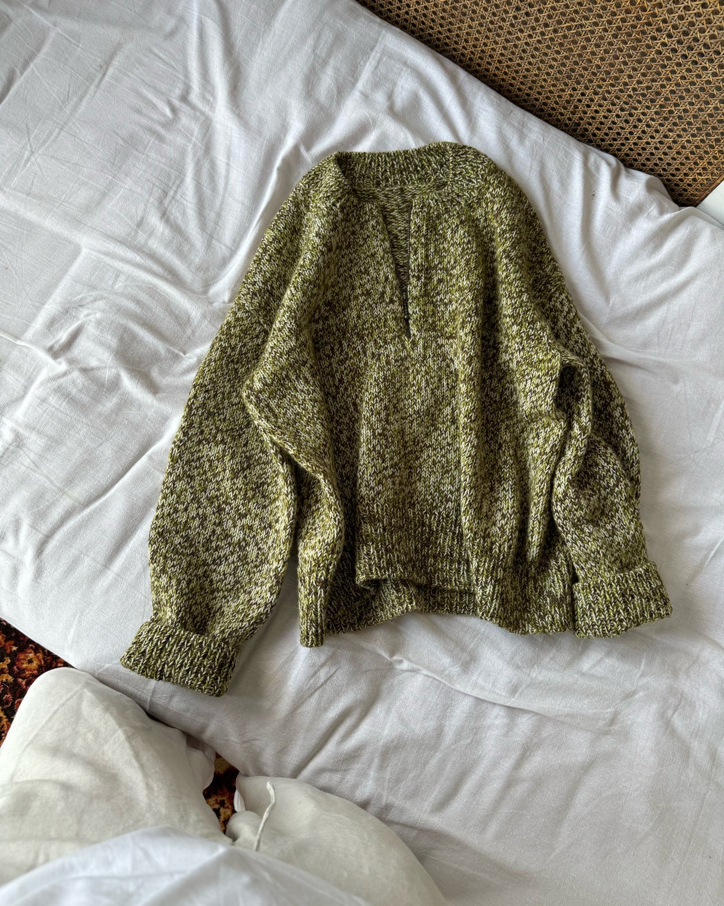 Designeren baerer sweater udendoers, rolig skandinavisk stemning og tidlos strikkeguide