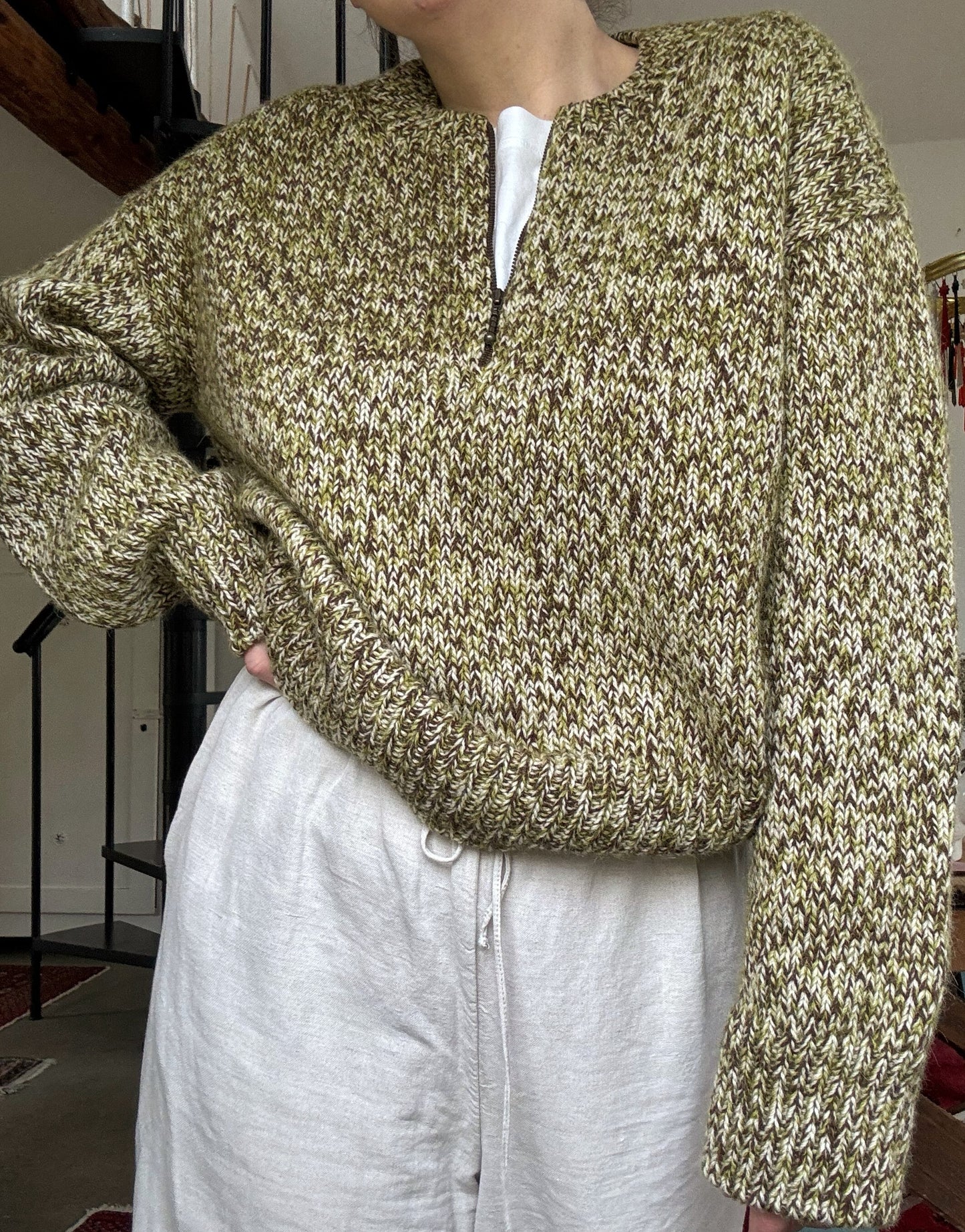 Projektantka prezentuje lekko oversize sweter z okraglym dekoltem, skandynawski luz, gladki scieg i czyste linie