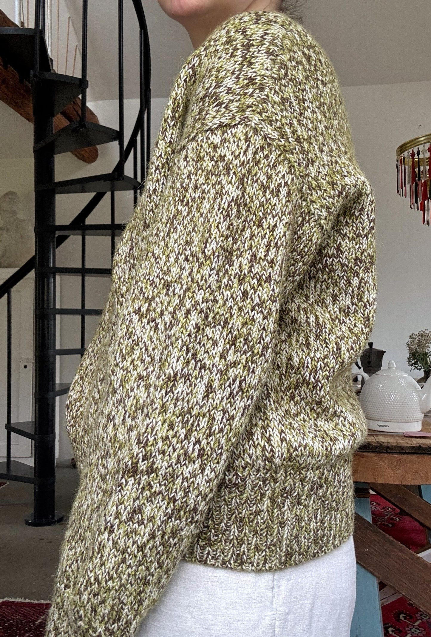 Designeren viser den let oversize rundhalset sweater, afslappet skandi stil, glatstrik og rene linjer