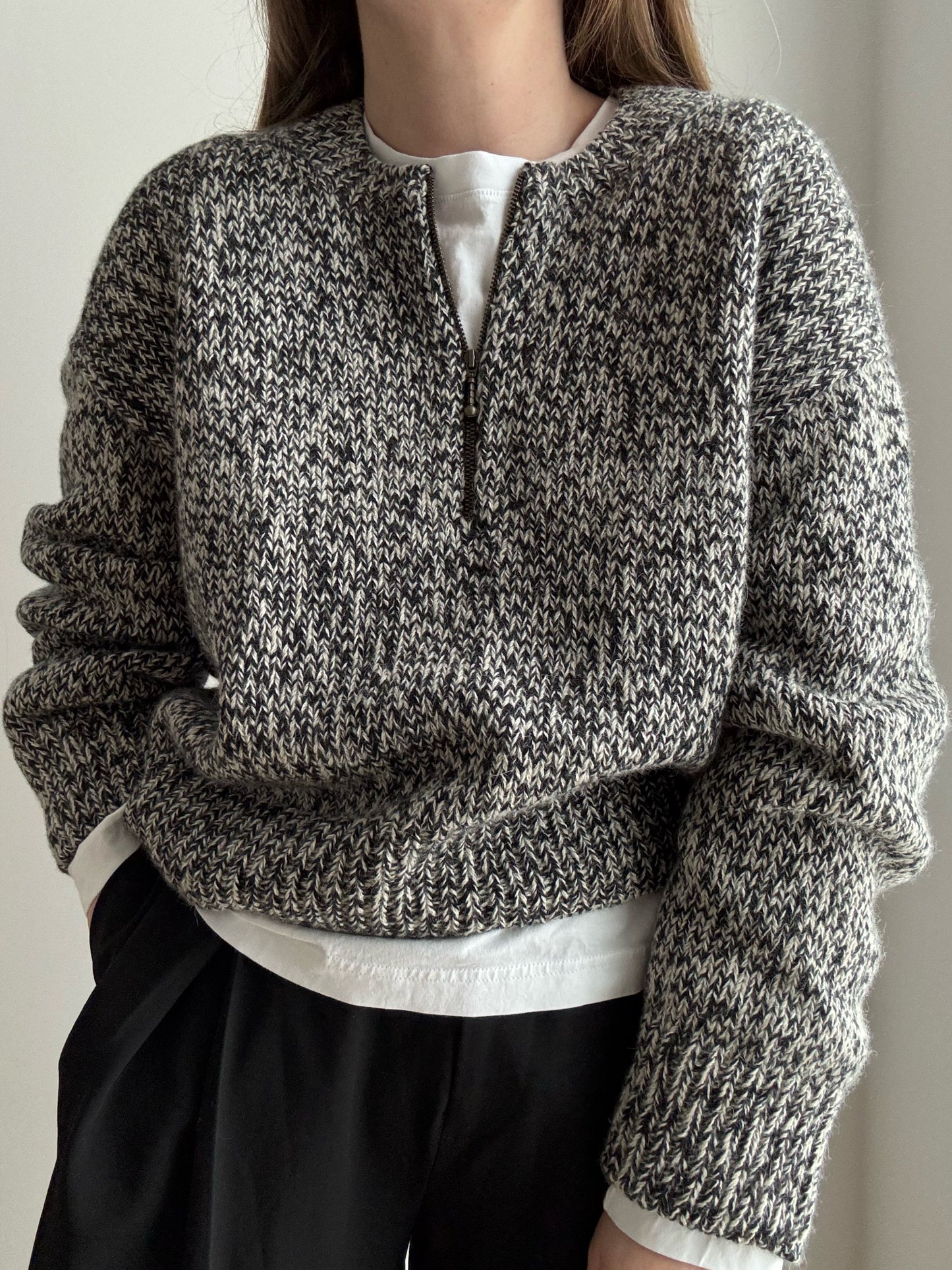 Luna Zip Sweater par Moreca Knit, pull en laine top down avec col zip et epaules tombees