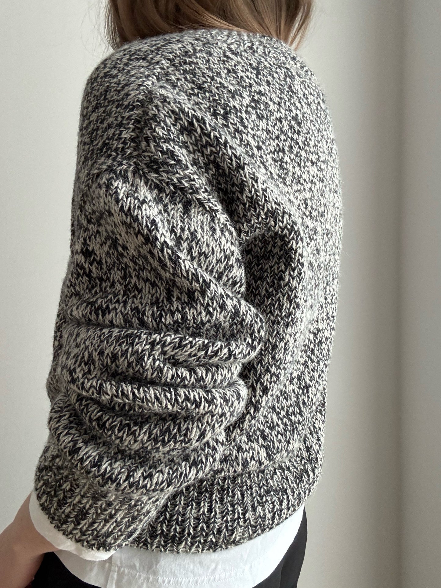 Dragkedjekrage oppnad, rund hals ger V effekt for flexibel styling