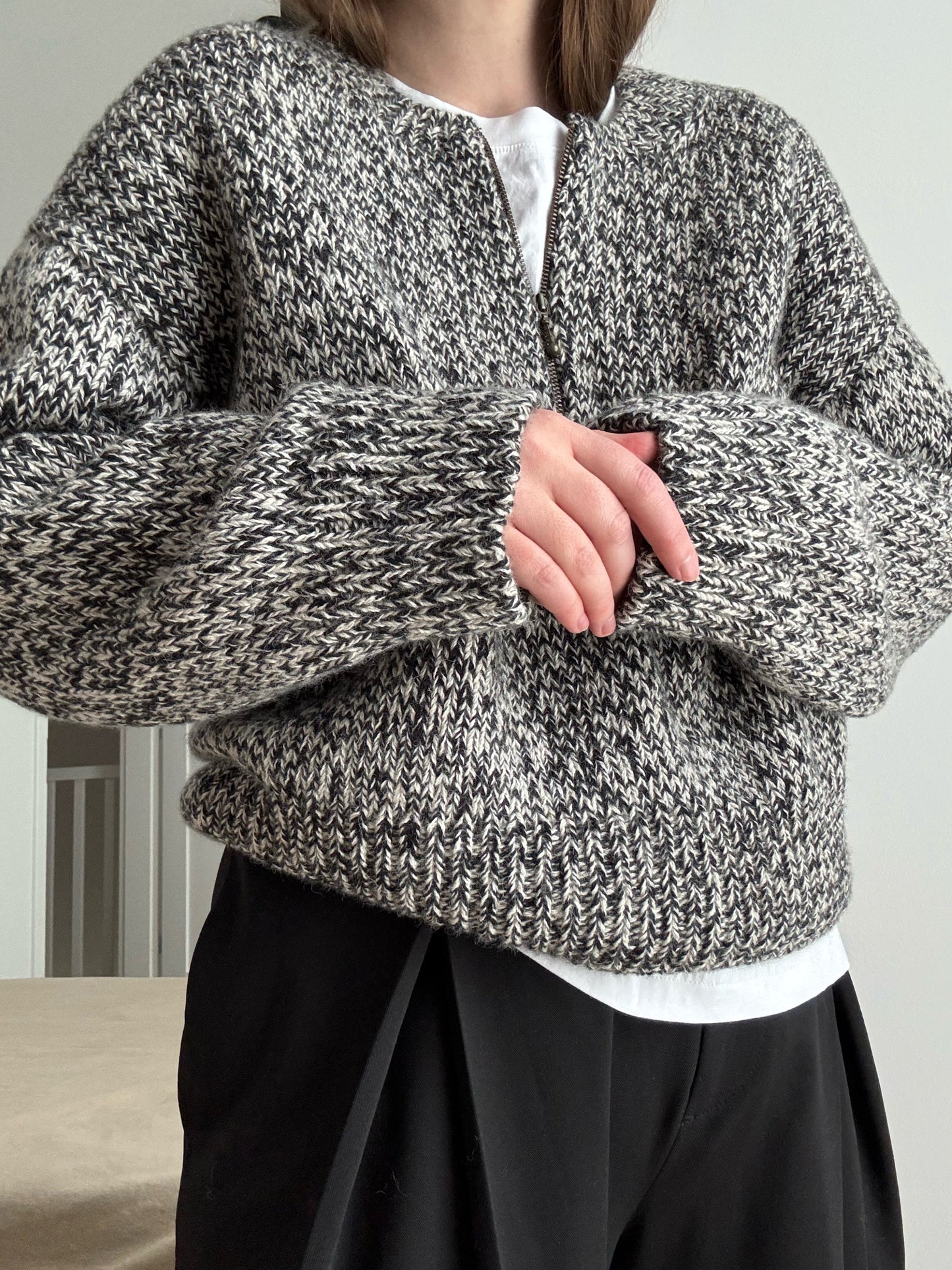 una Zip Sweater od Moreca Knit, sweter top down z welny z zip kolnierzem i obnizonymi ramionami