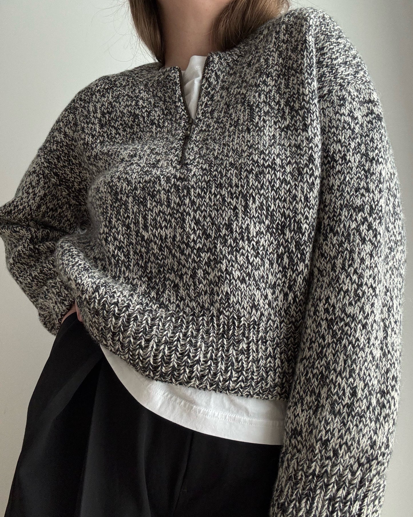 Col zip ouvert, col rond cree un effet V pour un style polyvalent