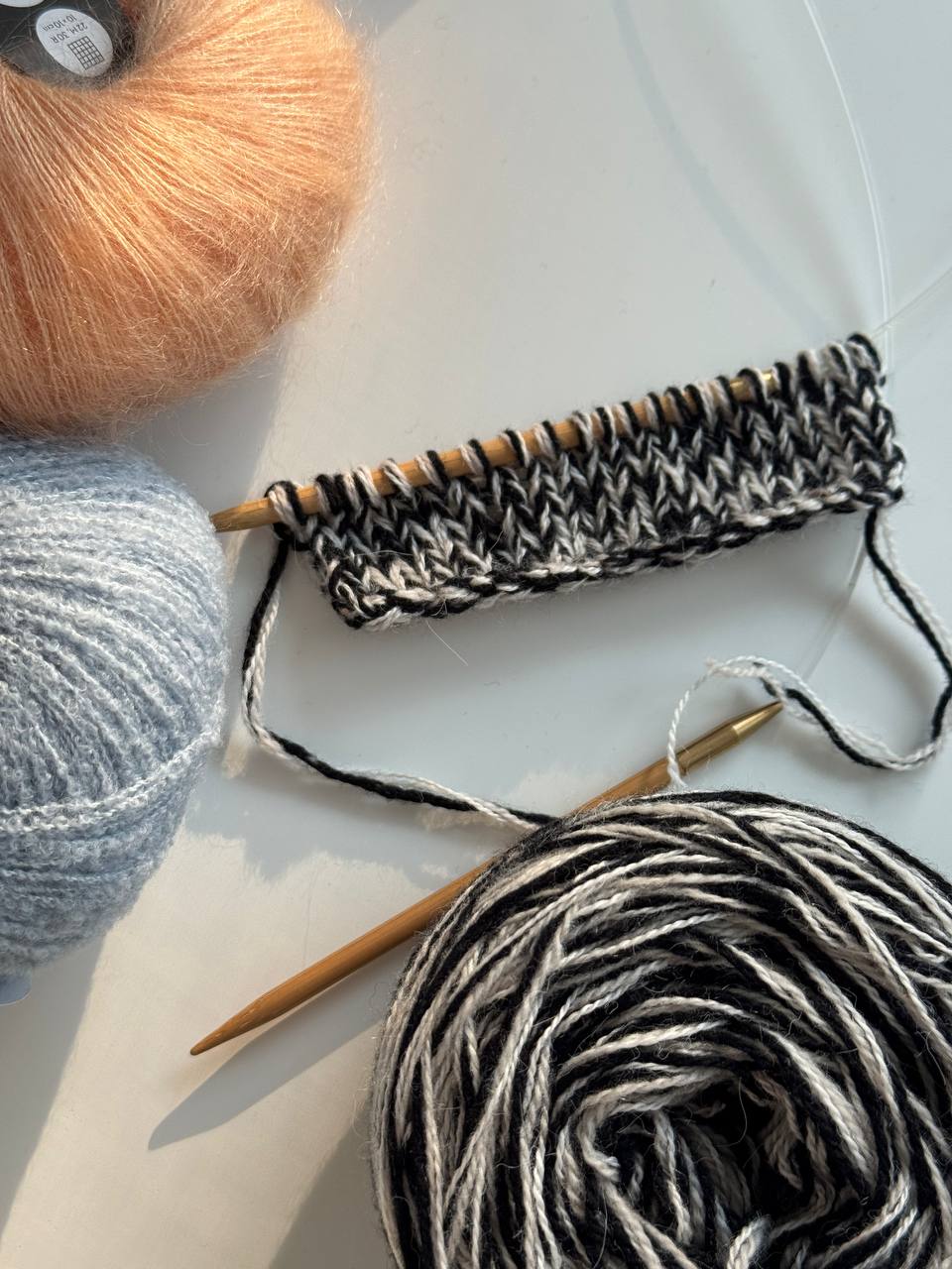 Fremgangsbillede viser bærestykke på rundpinde efter Knit Guide og Skema.