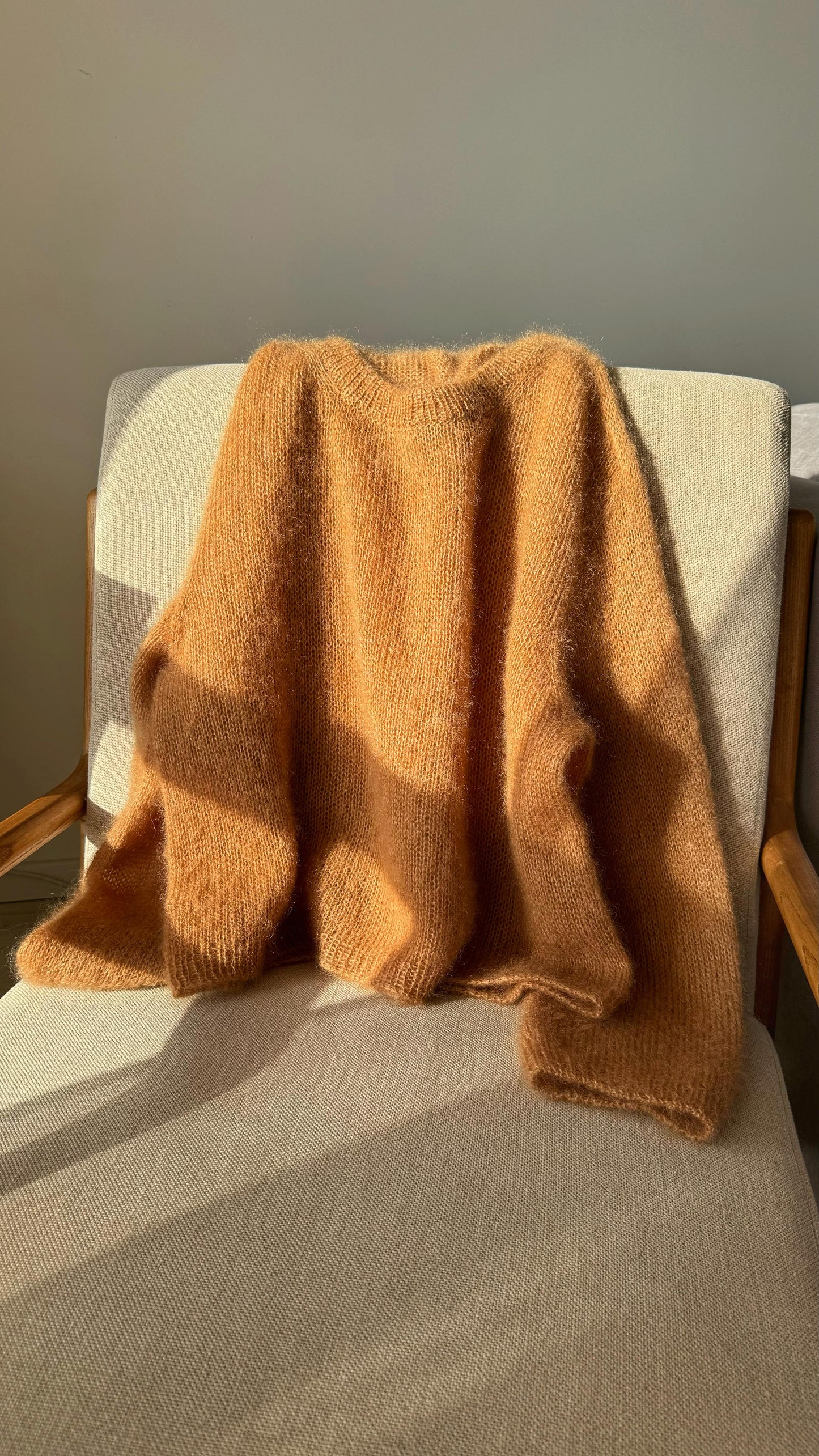 Micaela Genser Strikkemønster fra MorecaKnit, klassisk litt oversized genser.
