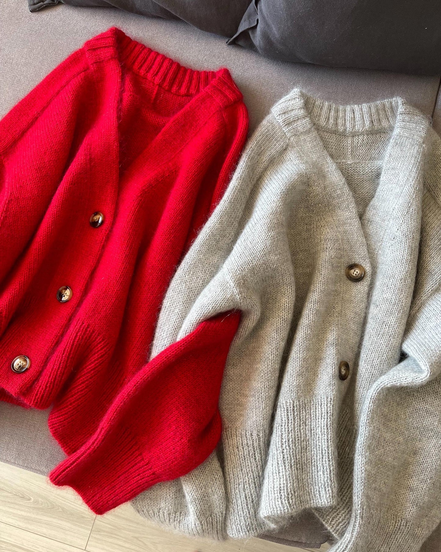 Nærbillede af den knappede forside af Paul Cardigan i rød, der illustrerer mønstrets raffinerede design