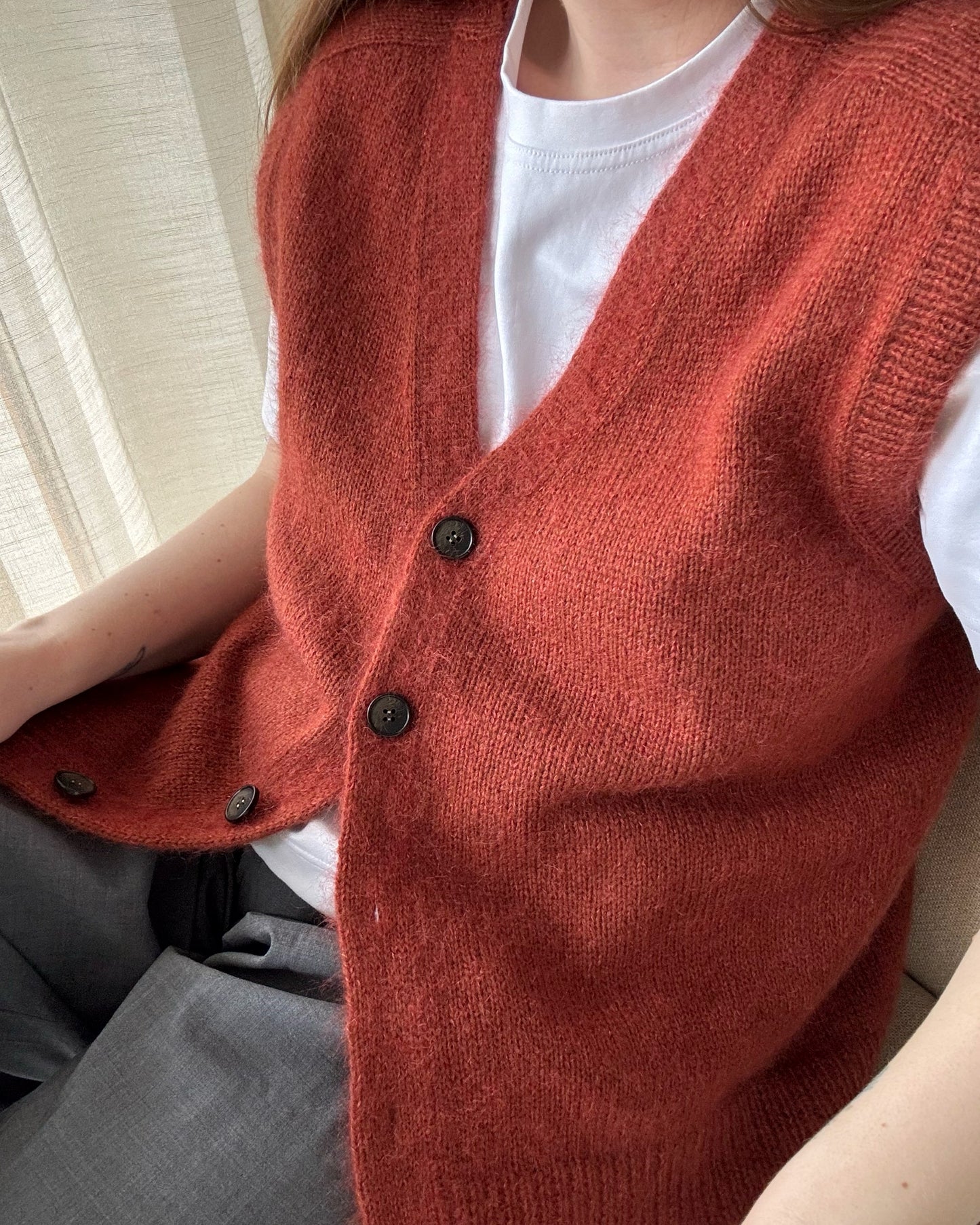 Modèle de tricot pour un gilet à coupe régulière avec fermeture à boutons et technique top down en jersey.