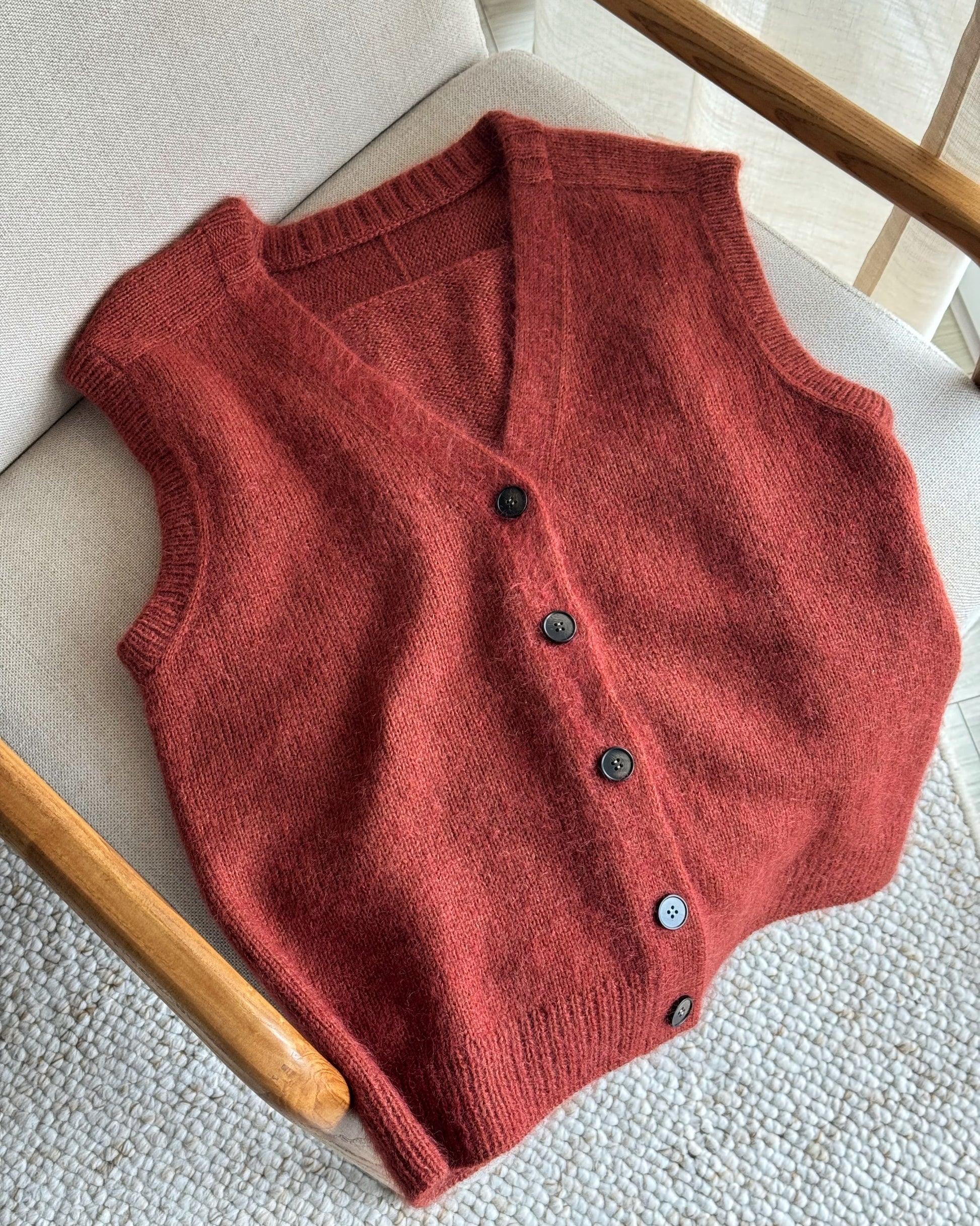 Modèle de tricot pour un gilet à coupe régulière avec fermeture à boutons et technique top down en jersey.