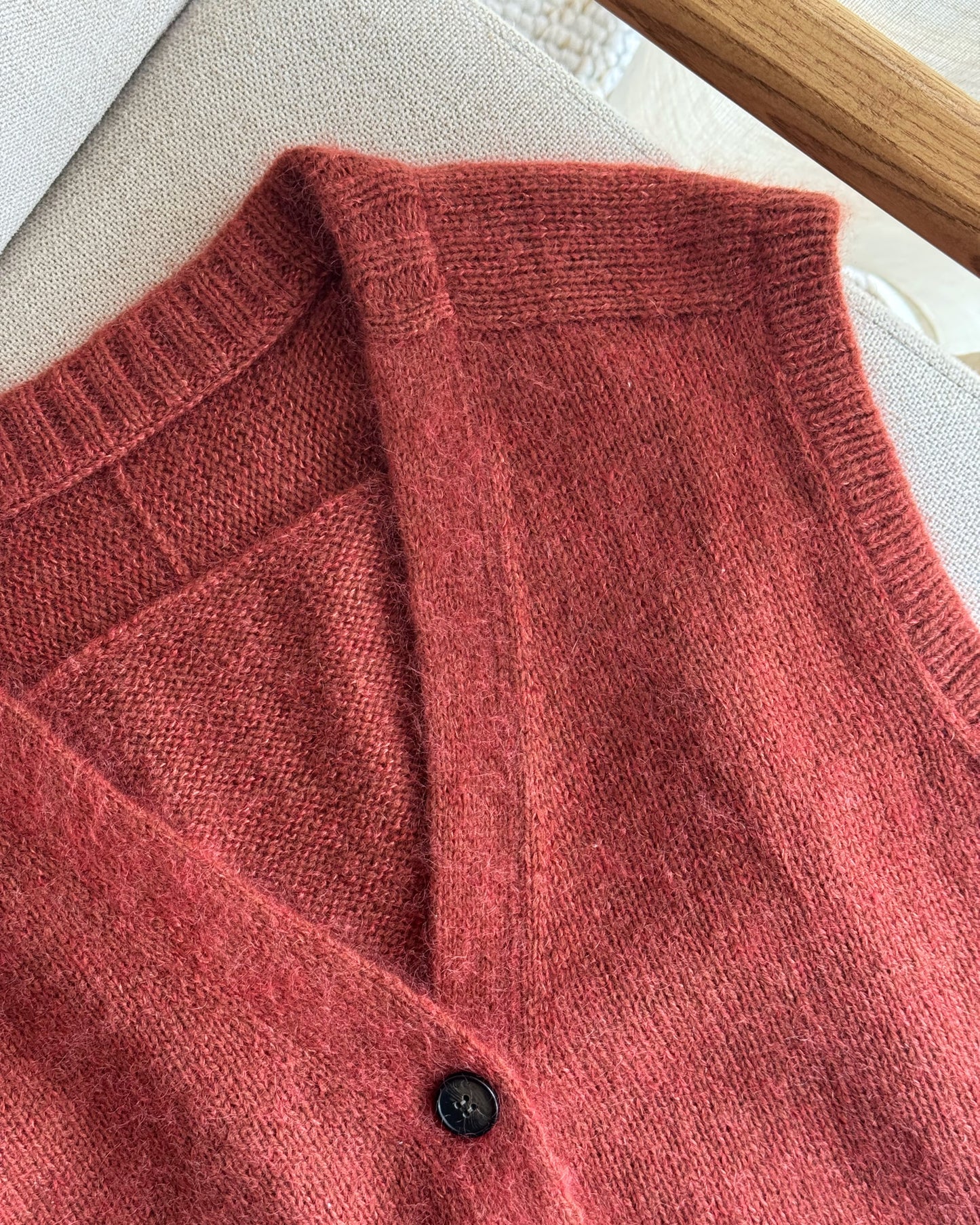 Paul Vest avanserte strikkemønster tilbyr en detaljert knit guide og tutorial med top down strikking, knappoppset design og glattstrikk (stockinette stitch). Dette klassiske, myke knit blueprint gir en regular passform med ull, kasjmir og mohair. Løft håndverket ditt med presise strikkeinstruksjoner og et estetisk design som innkapsler tidløs eleganse.