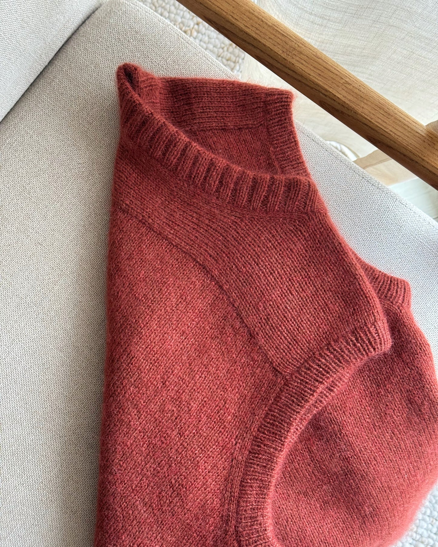 Das fortgeschrittene Strickmuster Paul Vest bietet einen detaillierten Knit-Guide und ein Tutorial mit Top-Down-Stricken, Knopfverschluss und Slip-Stitch im glatt rechten Muster. Dieser klassische, weiche Knit-Blueprint liefert eine regular Passform aus Wolle, Kaschmir und Mohair. Verbessern Sie Ihr Handwerk mit präzisen Strickanleitungen und einem ästhetischen Design, das zeitlose Eleganz verkörpert.
