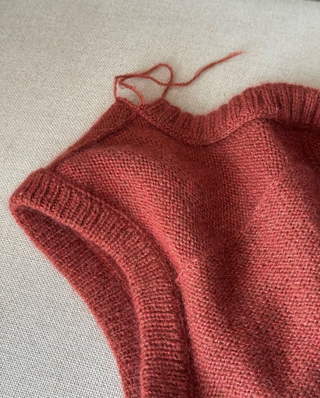 Paul Vest Muster aus Wolle, Kaschmir und Mohair mit glatt rechts Stricken und fortgeschrittener Konstruktion.
