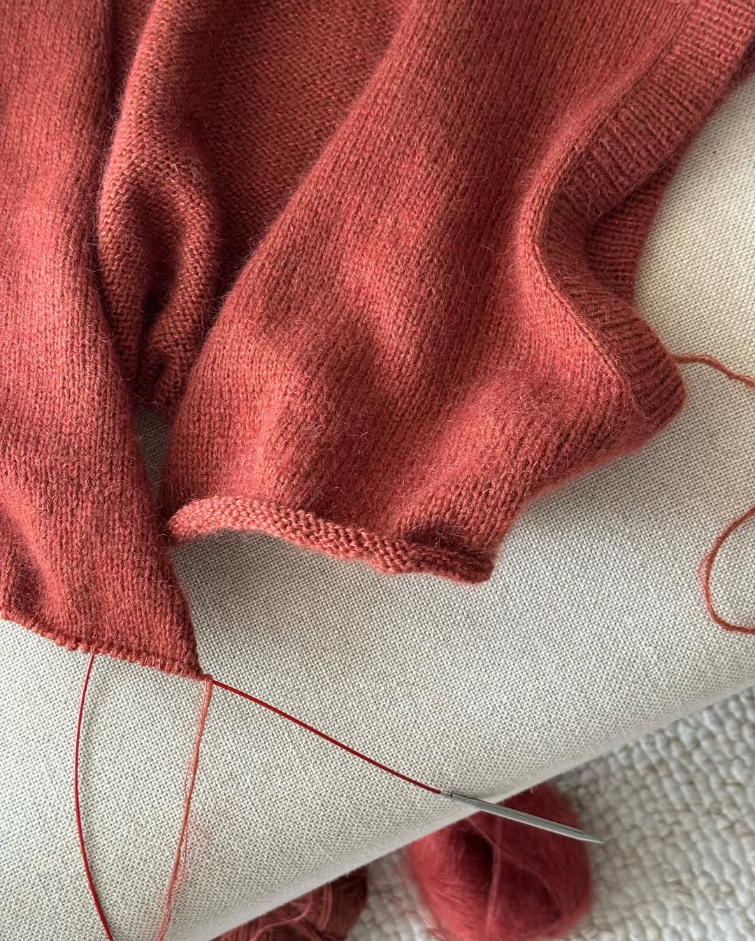 Strickmuster für eine Weste in regularer Passform mit Knopfverschluss und Top-Down-Technik im glatt rechten Muster.