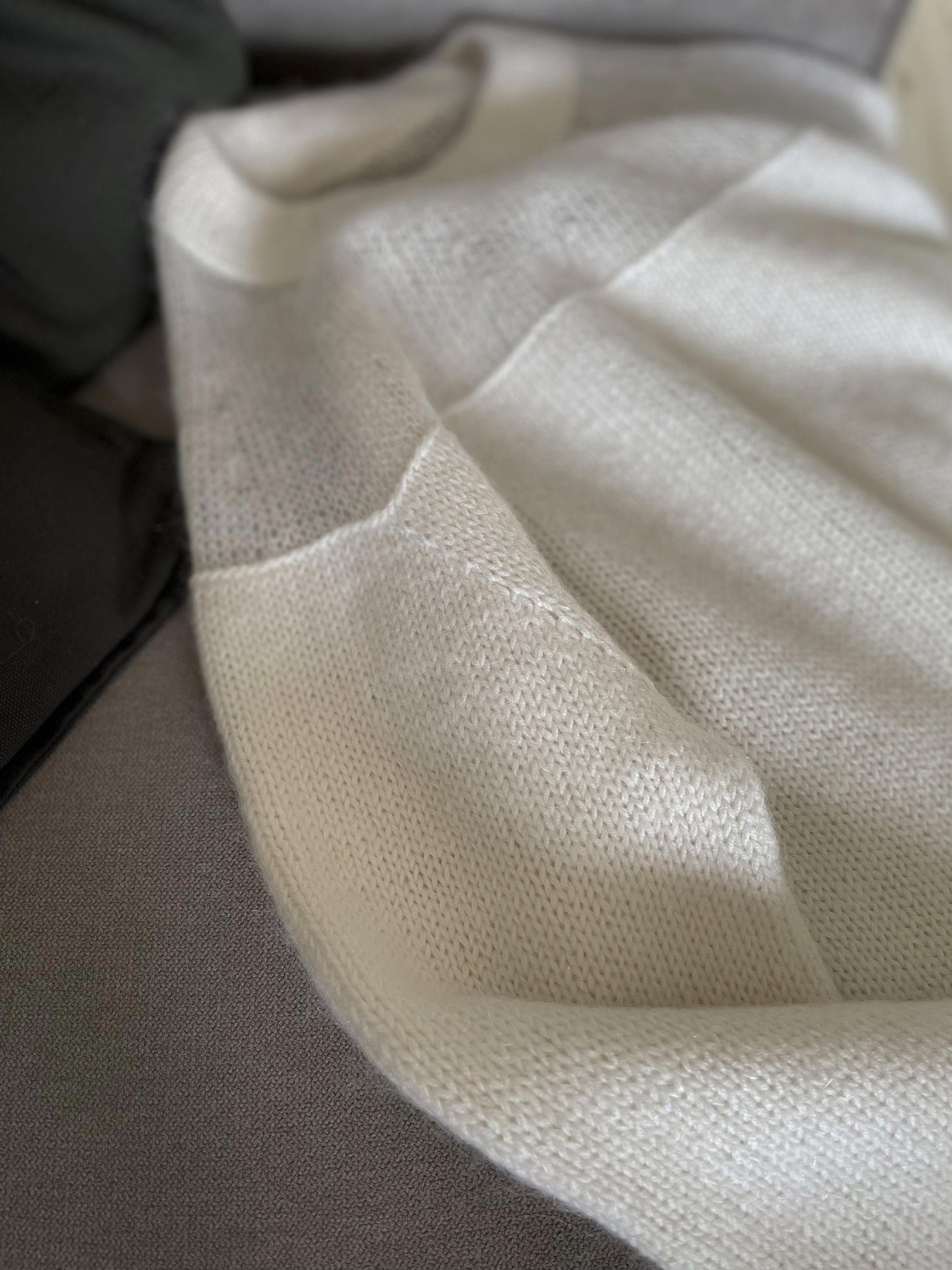 Knitting pattern with relaxed fit and round yoke design
