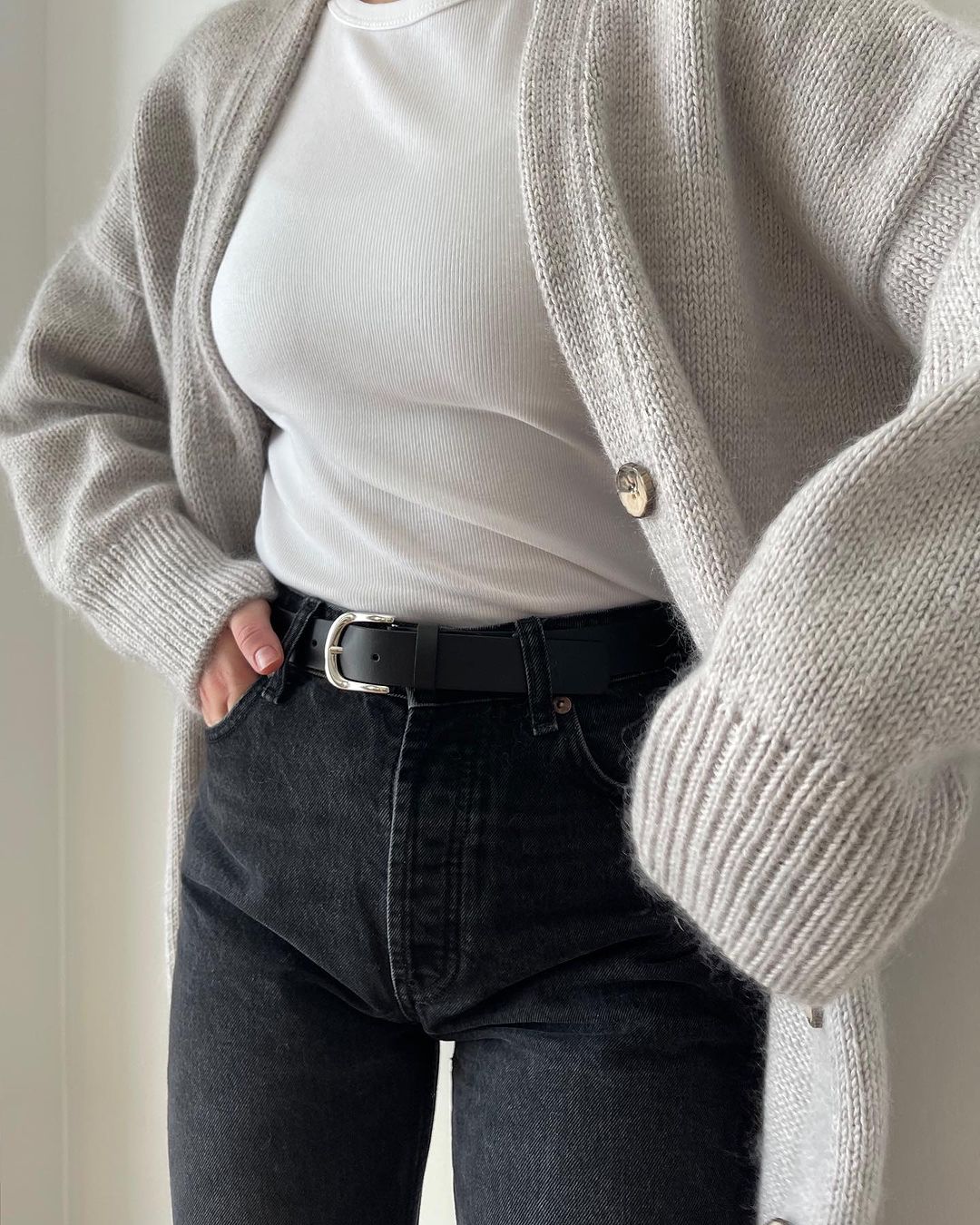 Ralph Cardigan knitting pattern by MorecaKnit, a long straight cardigan with buttoned front