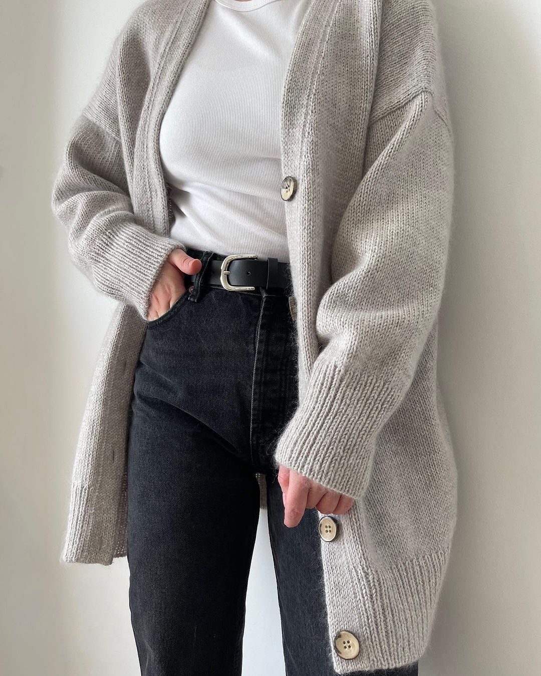 Knitted cardigan with V-neck and buttons knitting pattern