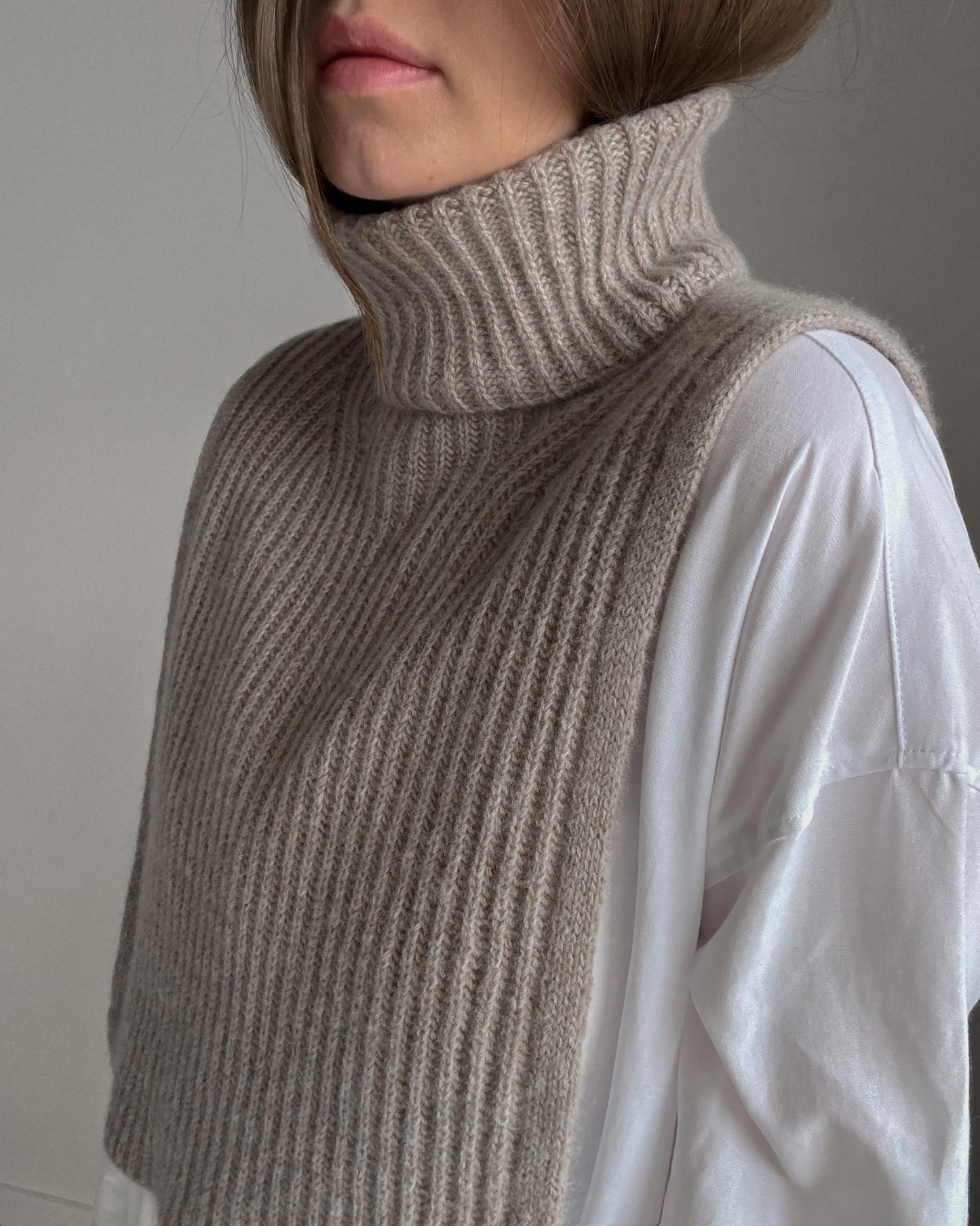 Knitting instructions for Bobbi Neck Warmer, a woolen and elegant accessory.