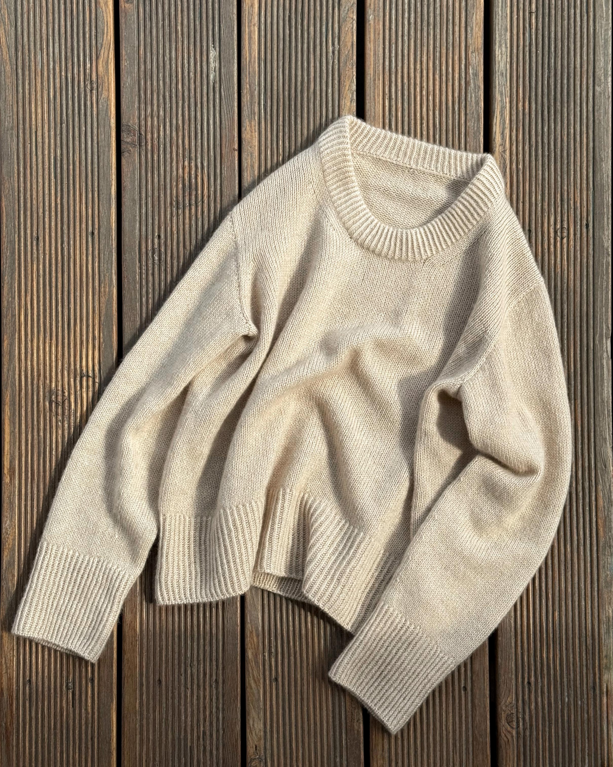 Blød og elegant lys beige jumper med rund hals, strikkeinstruktioner af Morecaknit.