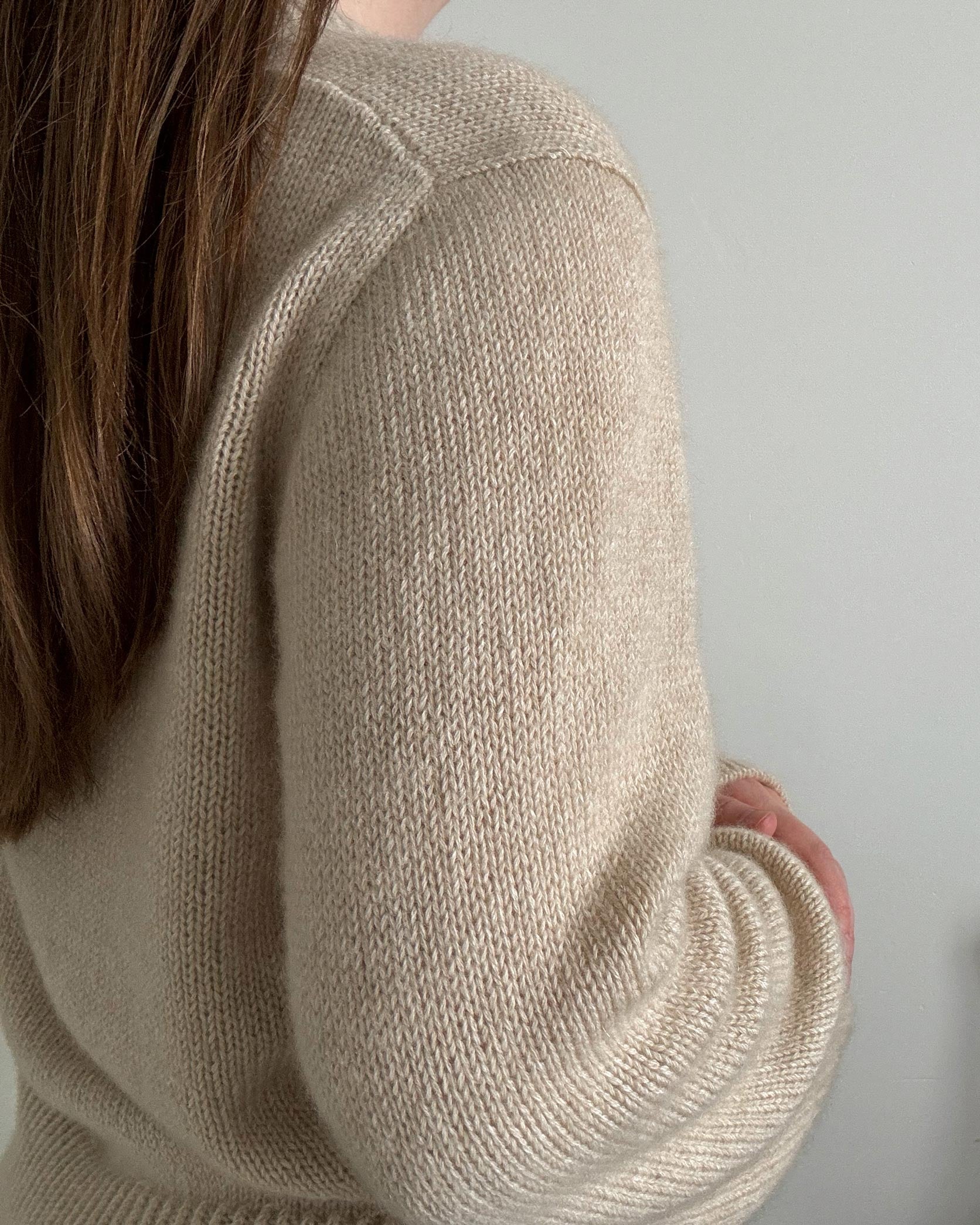 Morecaknit-mønster for klassisk Bruno Genser, lysebeige med glattstrikk.