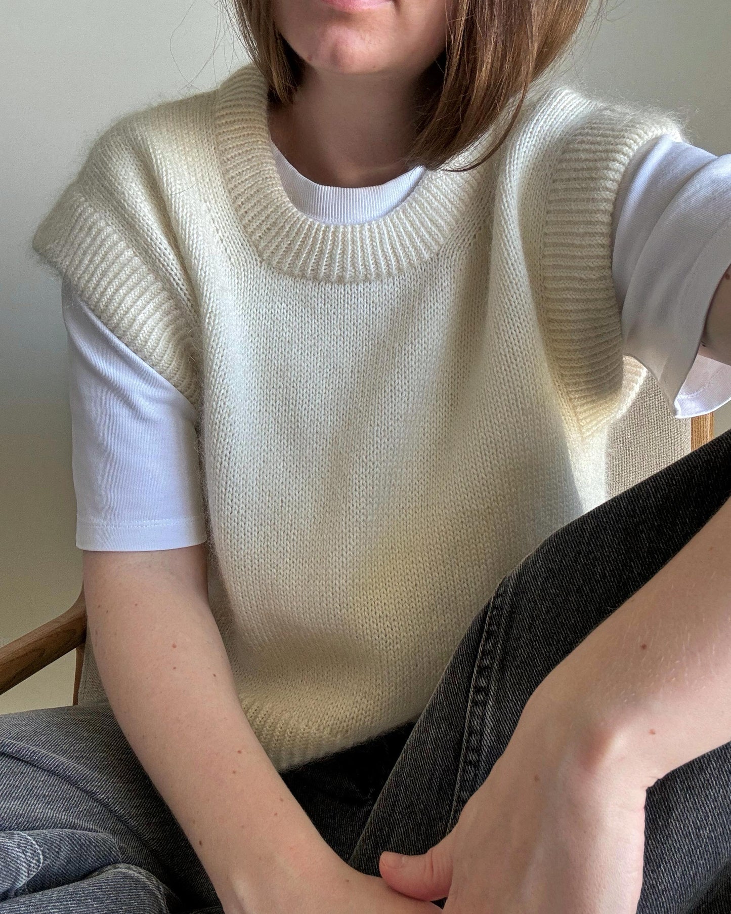 Bruno Vest strikkeopskrift, oversized cropped pasform ærmeløs sweater med rund hals og glatstrik.