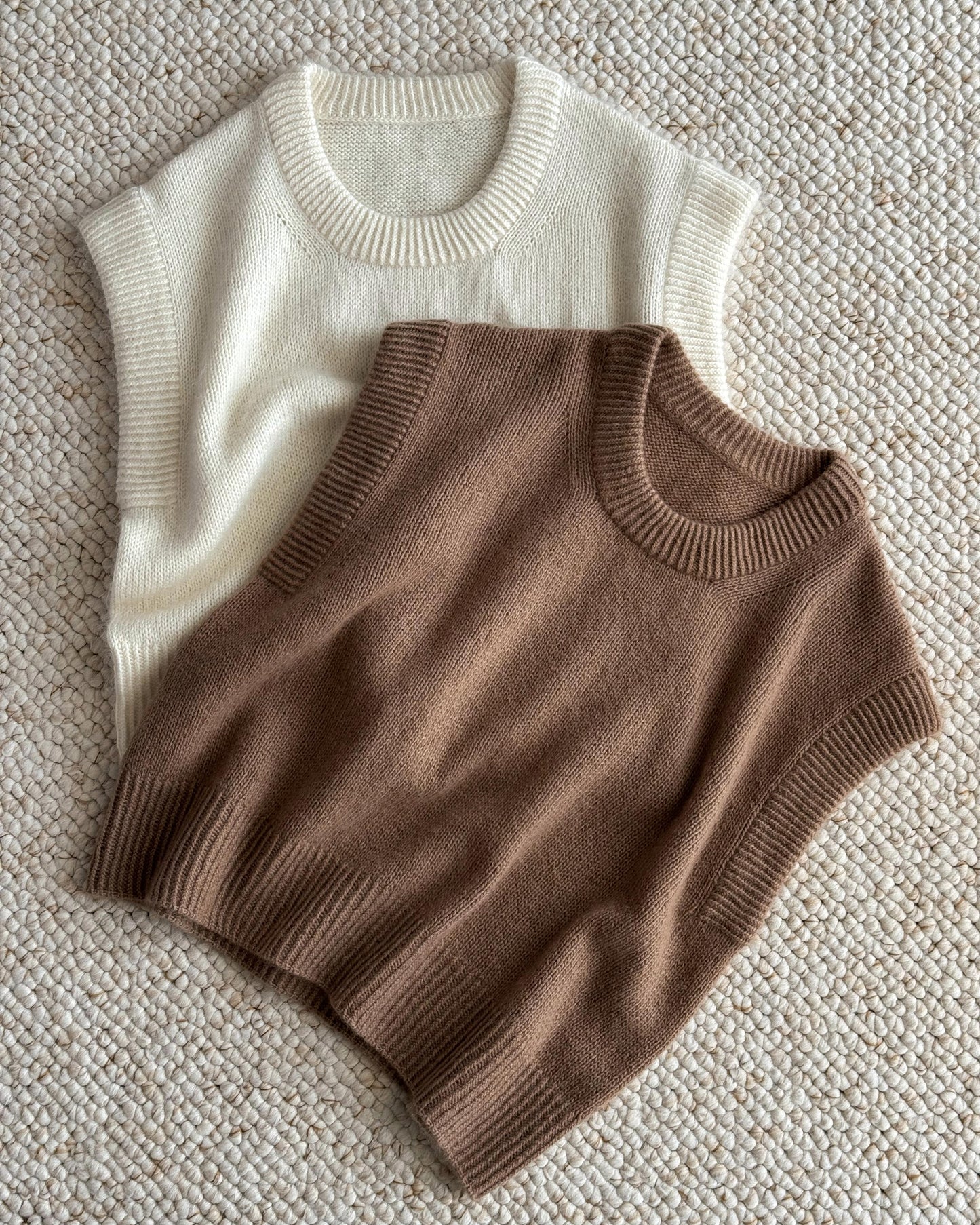 Moreca Knit Bruno Vest, klassisk og æstetisk ærmeløs sweater, vejledning inkluderet.