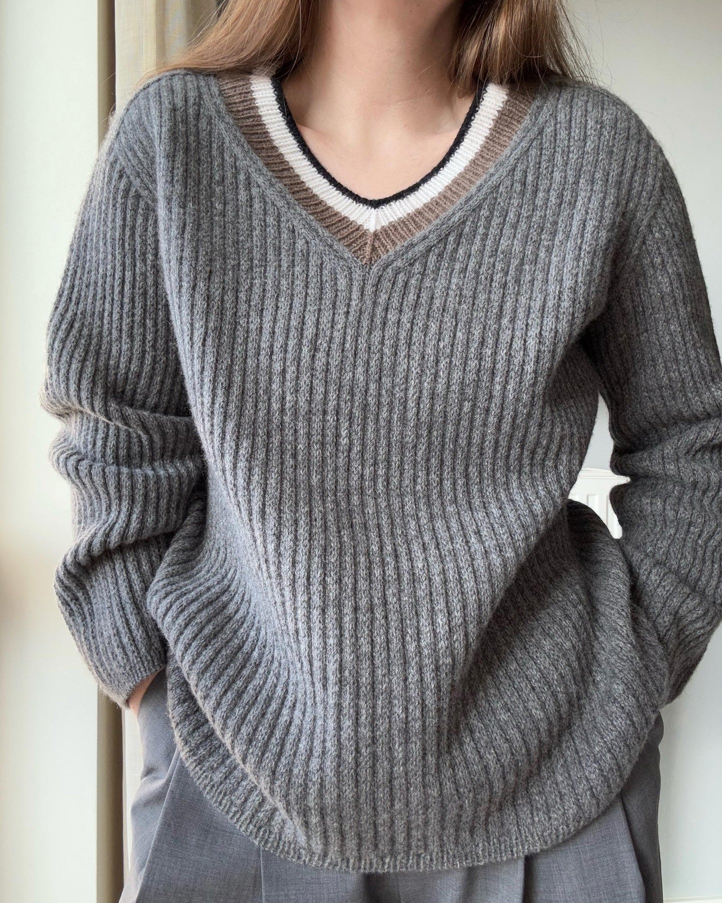 Avansert Carlotta Sweater mønster som viser en myk, enkel men elegant V-hals.