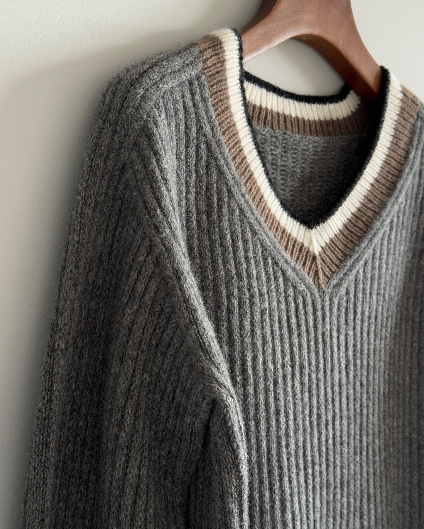 Structured pullover featuring top down knitting and slip stitch pattern by Moreca Knit.